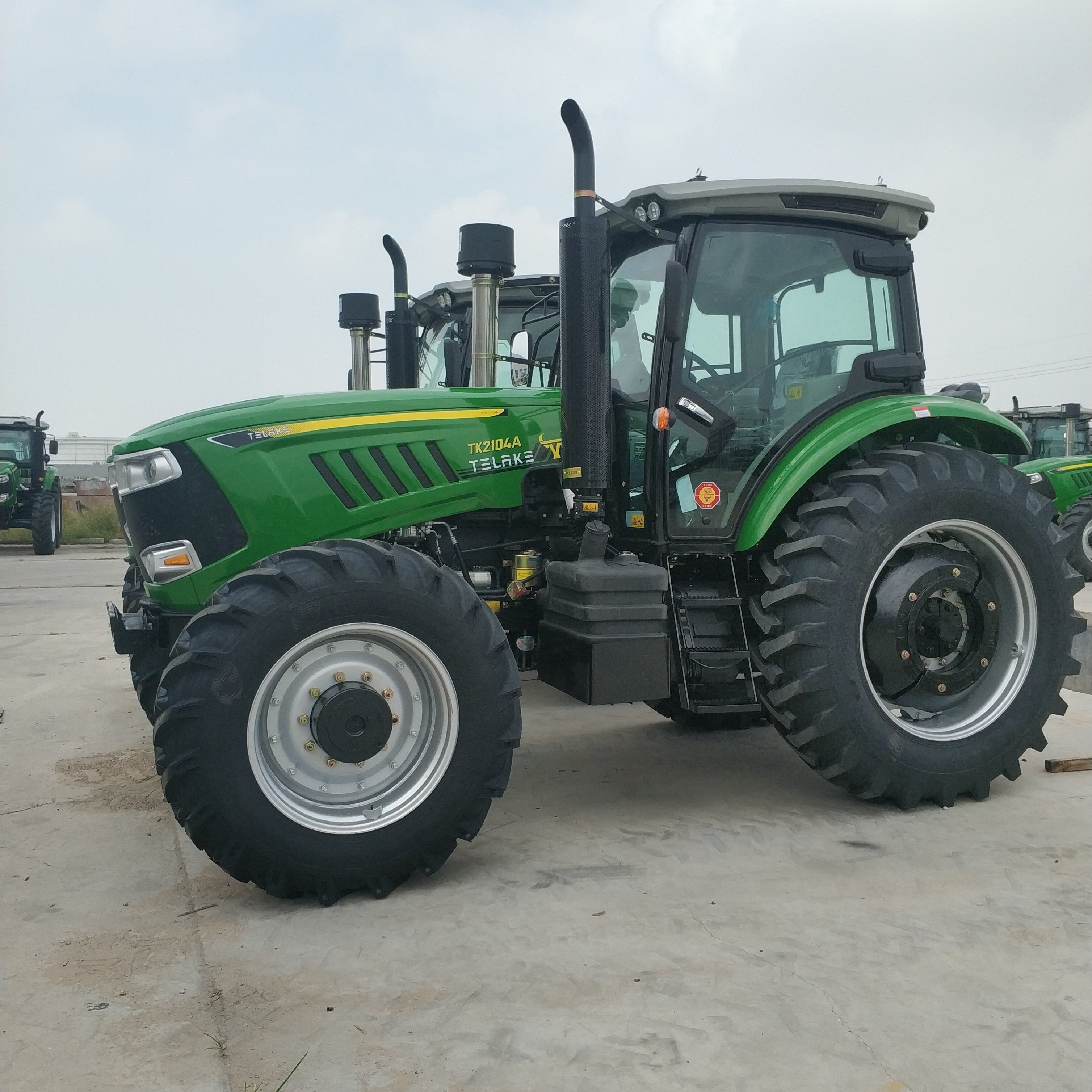 210hp 4WD Large Agricultural 16+8 Gears Farm Tractor With Air-conditioned Cabin
