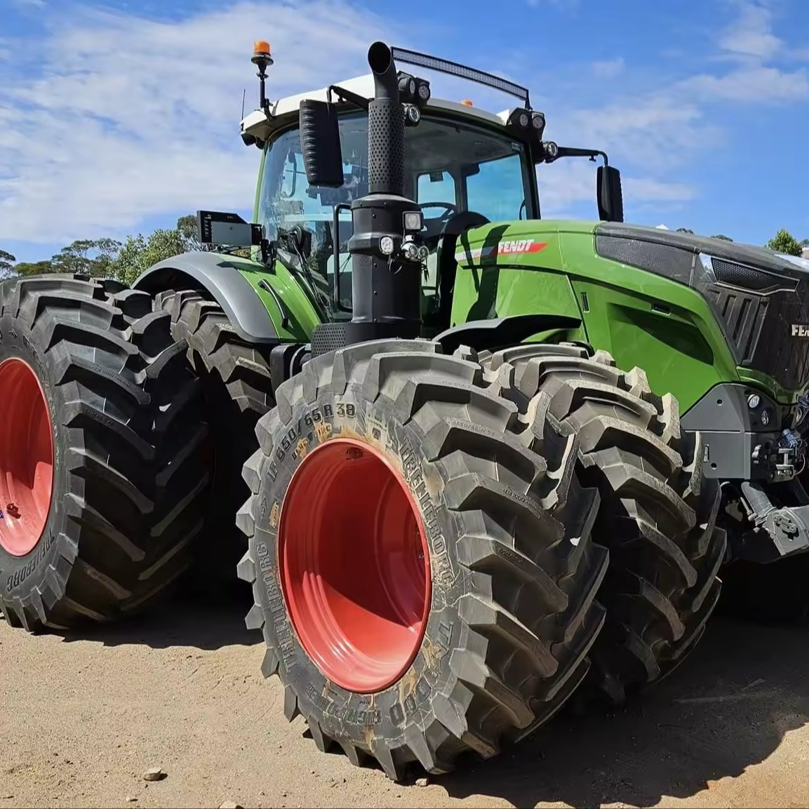 Powerful Fendt 1050 Vario Agricultural Tractor and Efficient MINNUO Brand Fendt Tractor