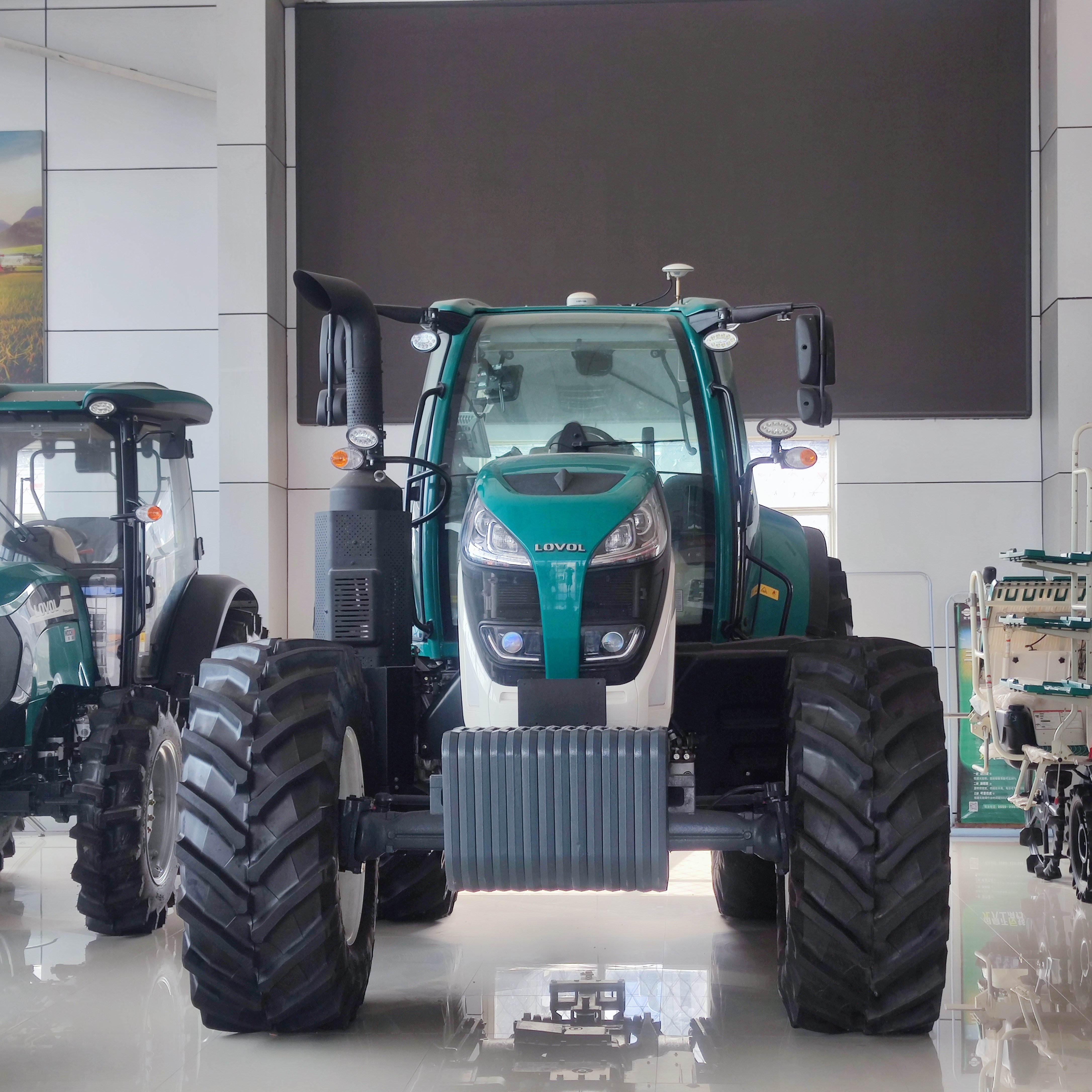 Garden Tractors 120hp Chinese Compact Tractor Lovol P1204 Agriculture Wheel Tractor