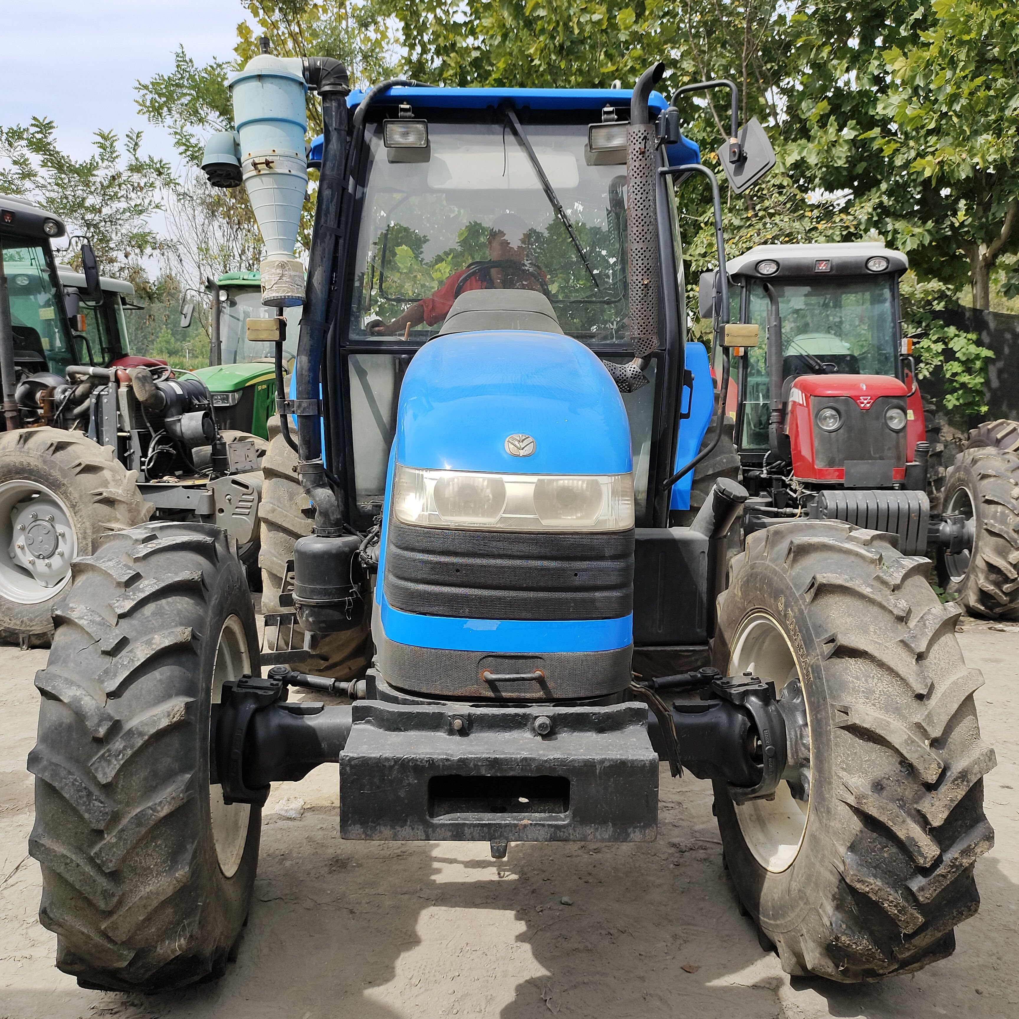Customized Used 100hp New Holland Mini Tractor Farm Wheel Tractor for Sale