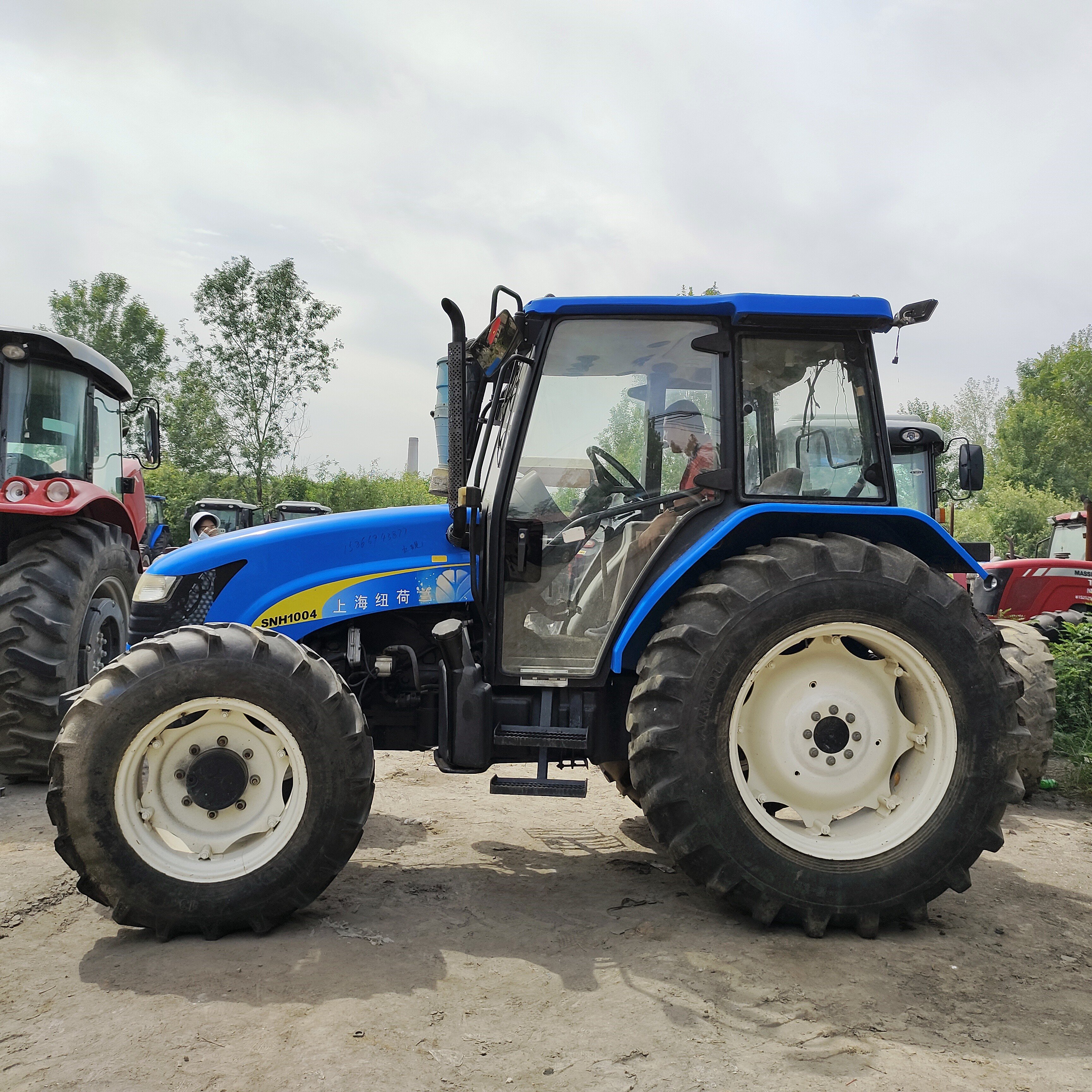 Customized Used 100hp New Holland Mini Tractor Farm Wheel Tractor for Sale