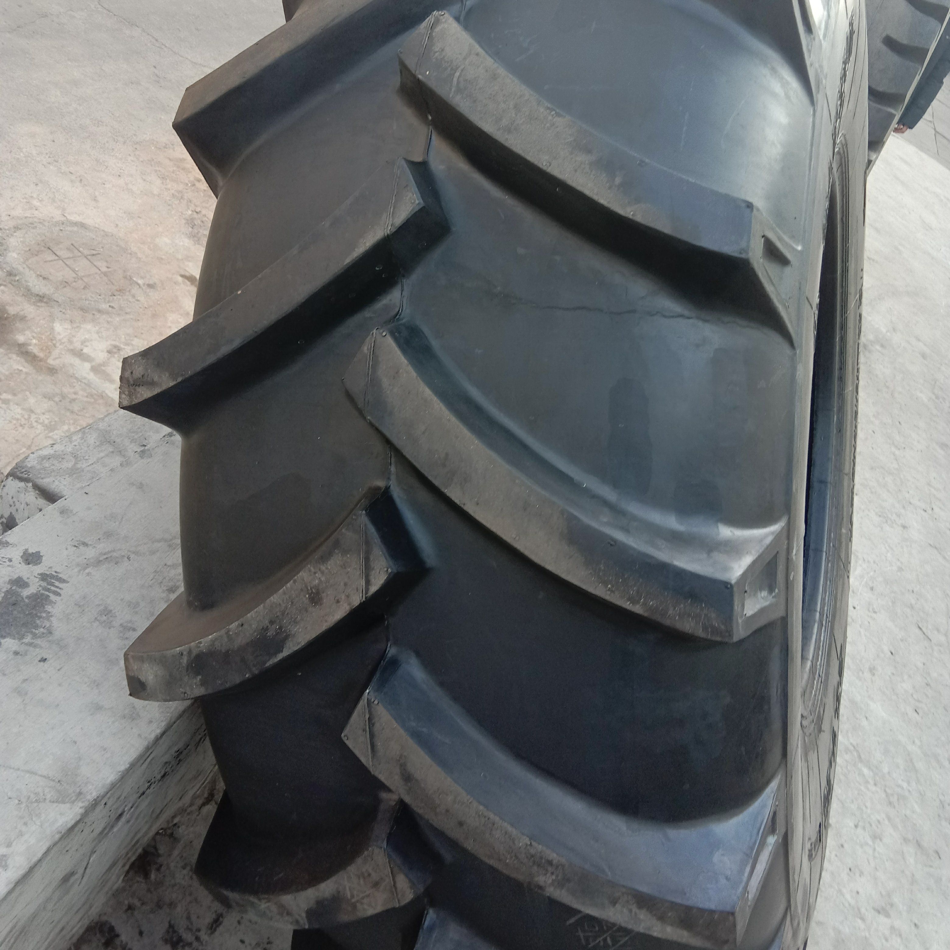 18.4-38,11.2-28 AGRICULTURAL TRACTOR TYRE