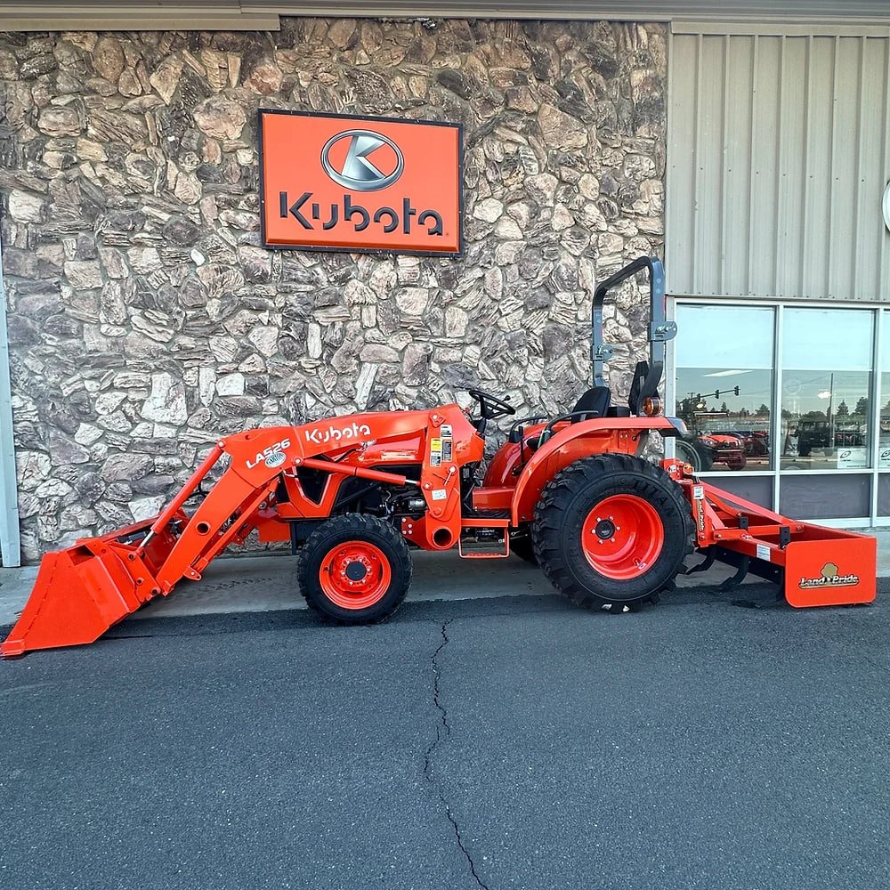 KUBOTA L2502HST Front Loader and Box Scraper Tractor