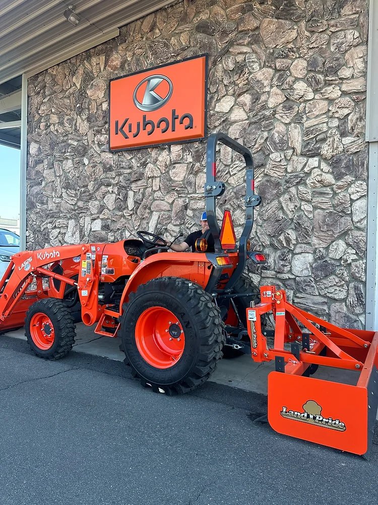KUBOTA L2502HST Front Loader and Box Scraper Tractor