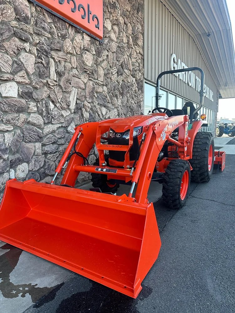 KUBOTA L2502HST Front Loader and Box Scraper Tractor