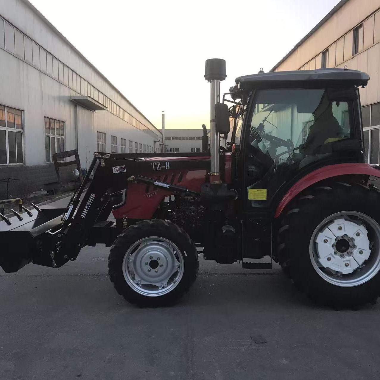 Japanese Engine Tractor With 70HP-200HP Rated Power for Home With 4WD Wheels