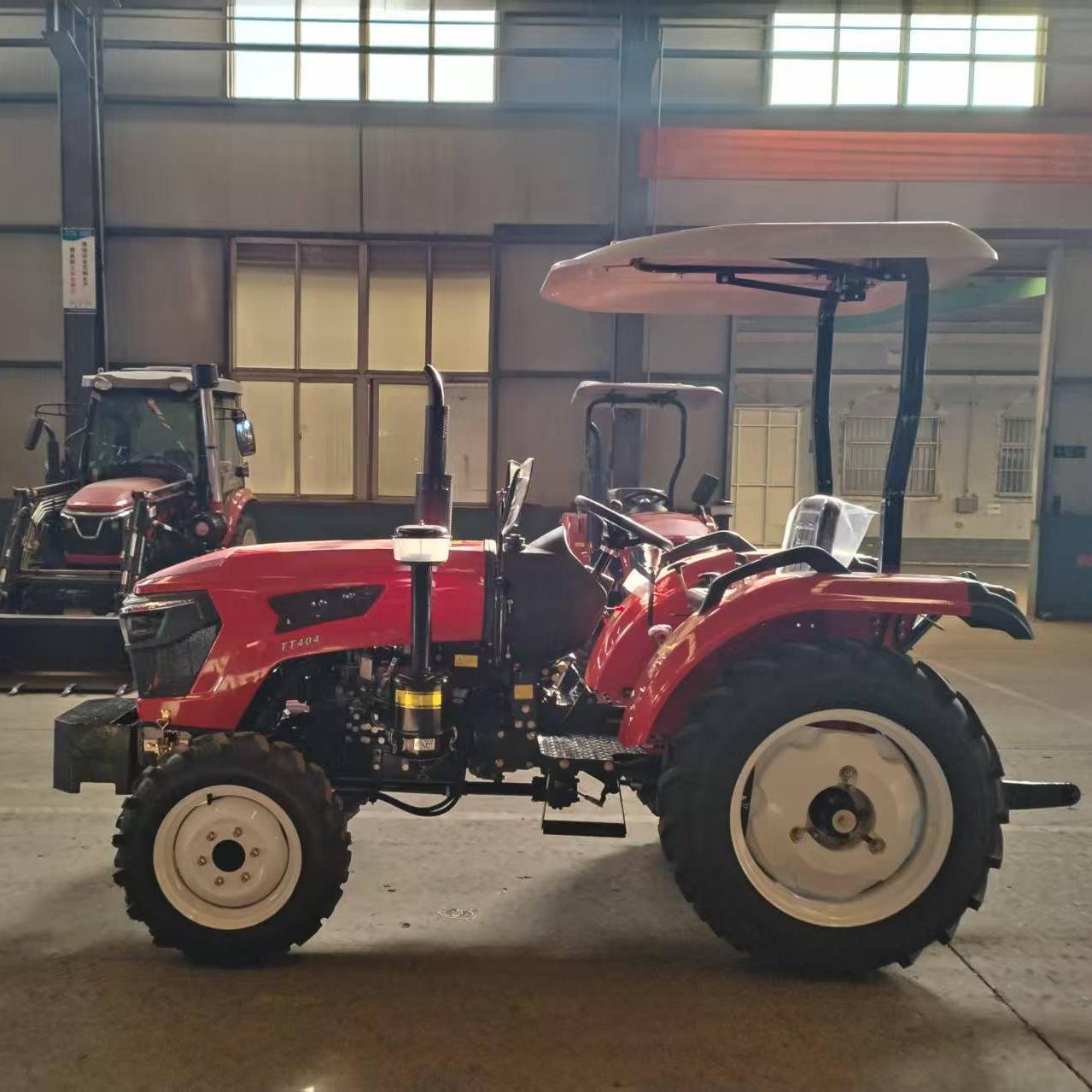Japanese Engine Tractor With 70HP-200HP Rated Power for Home With 4WD Wheels