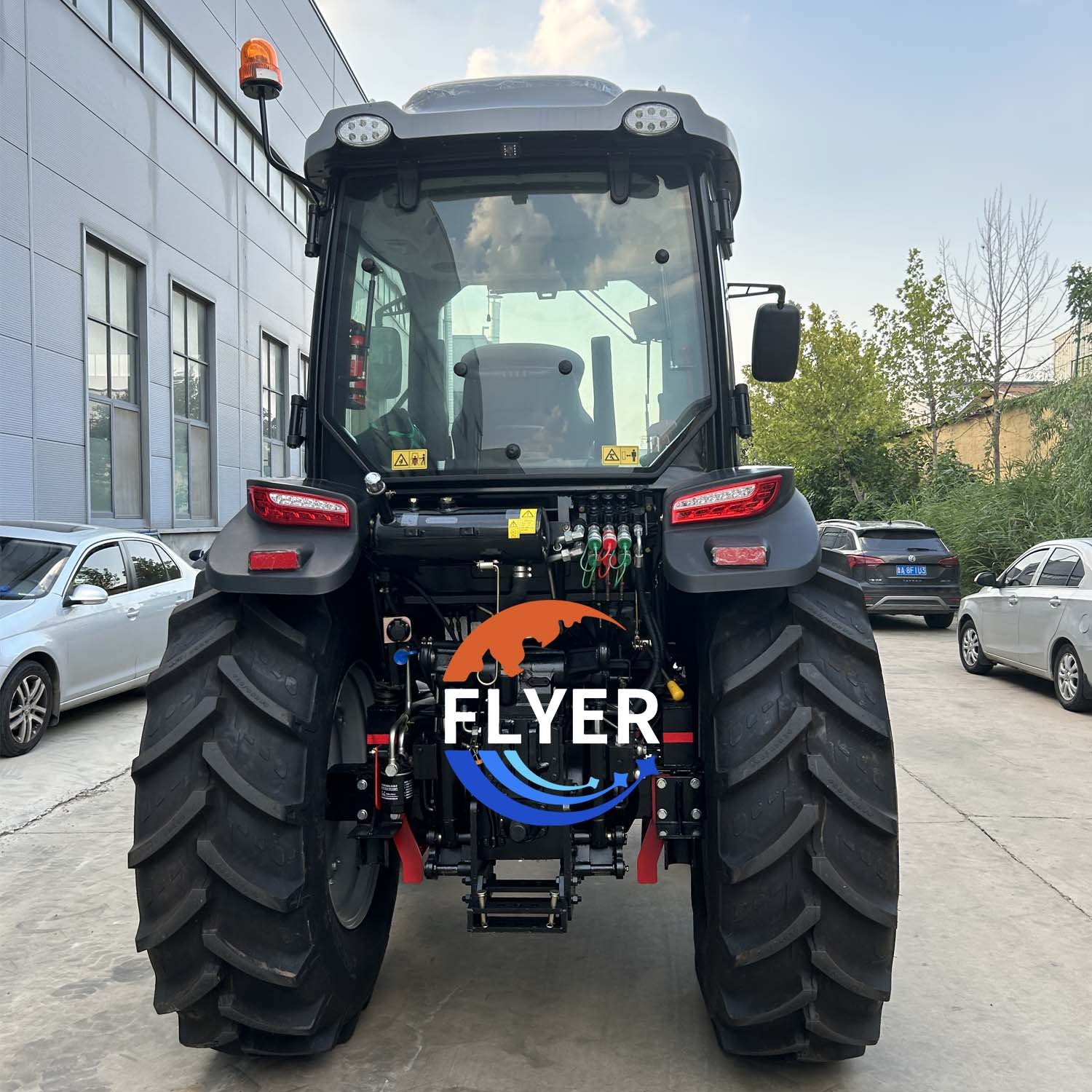 Agricultural Equipment 4 Cylinder Engine 90HP Tractor with Cabin