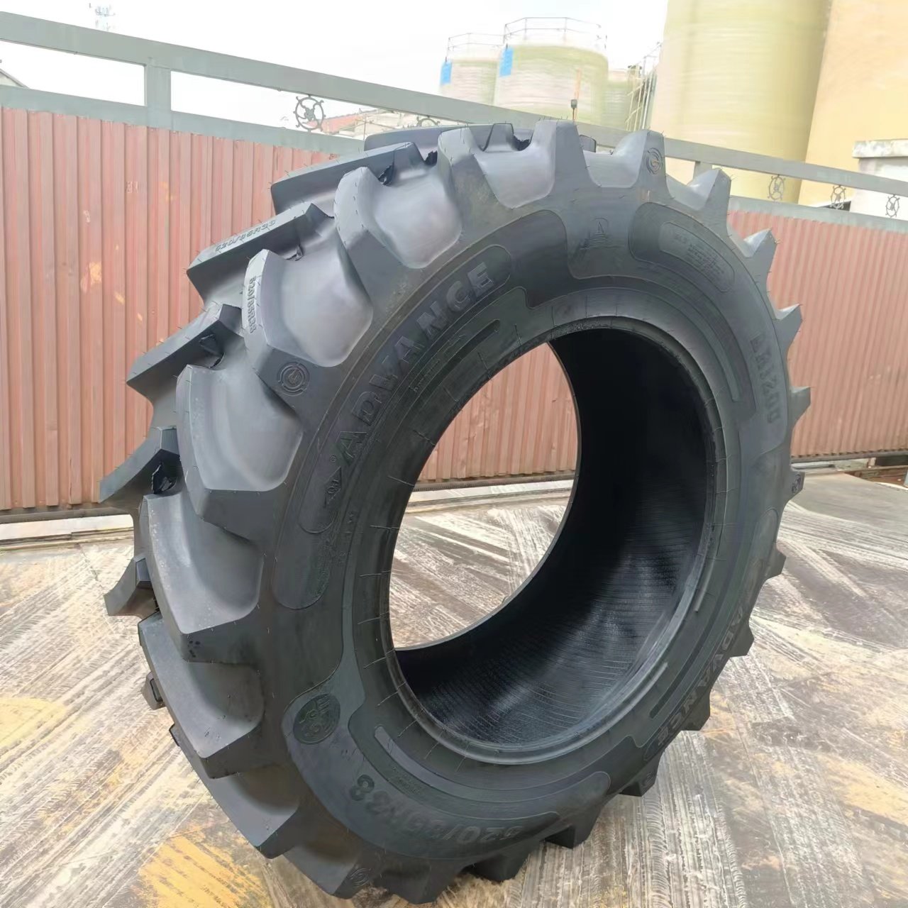 360 380/85r28 420 460 480/70R24 Wire Agricultural Tractor Radial Tyres 540/65r30r34 Radial Tractor Tyres520/85R38