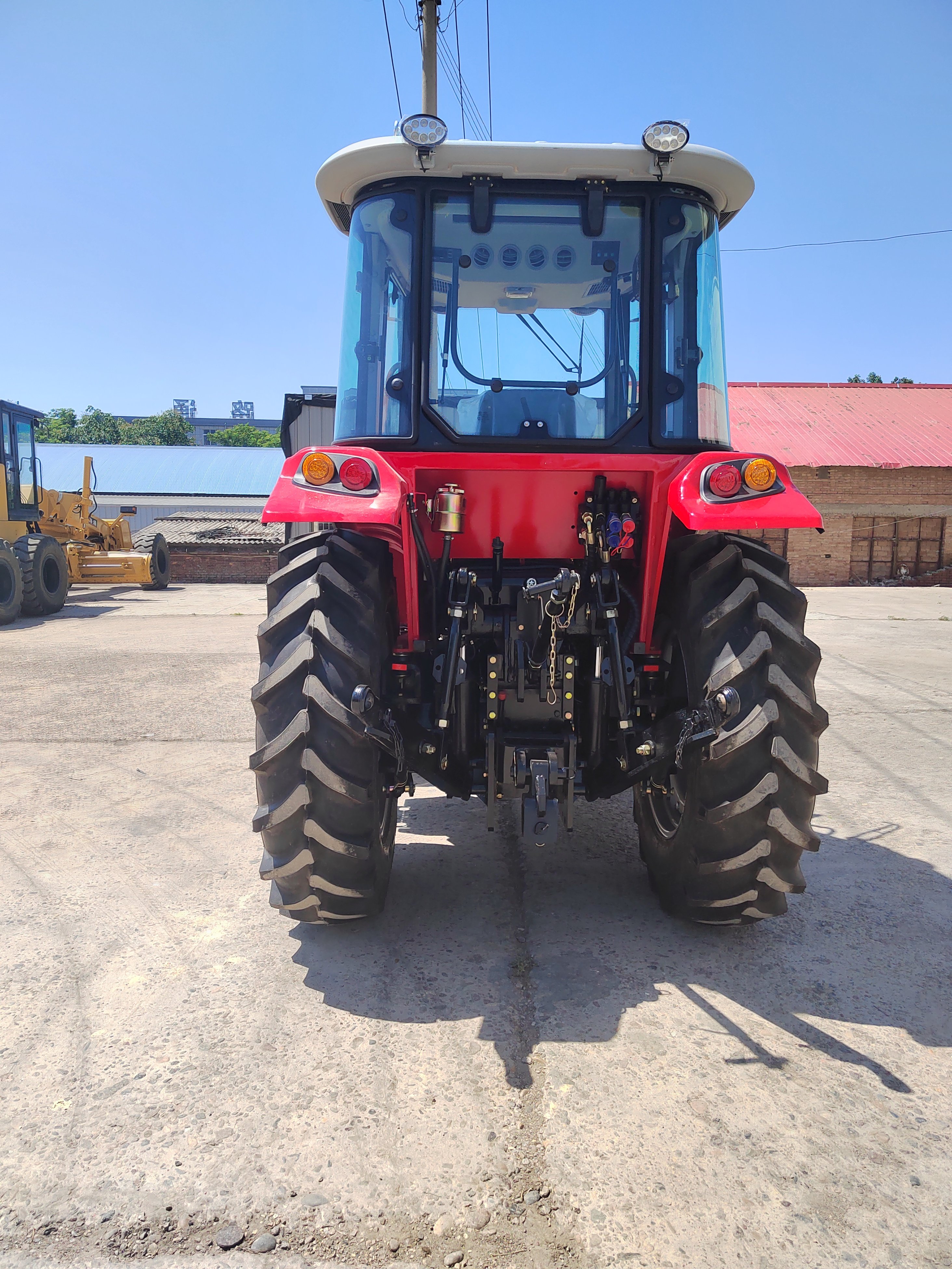 Agriculture Tractor 50hp 60hp 70HP 80HP 90HP 4x4 Tractor Farm Tractor Equipped with Trailer Rotary Cultivator Planter Traktor