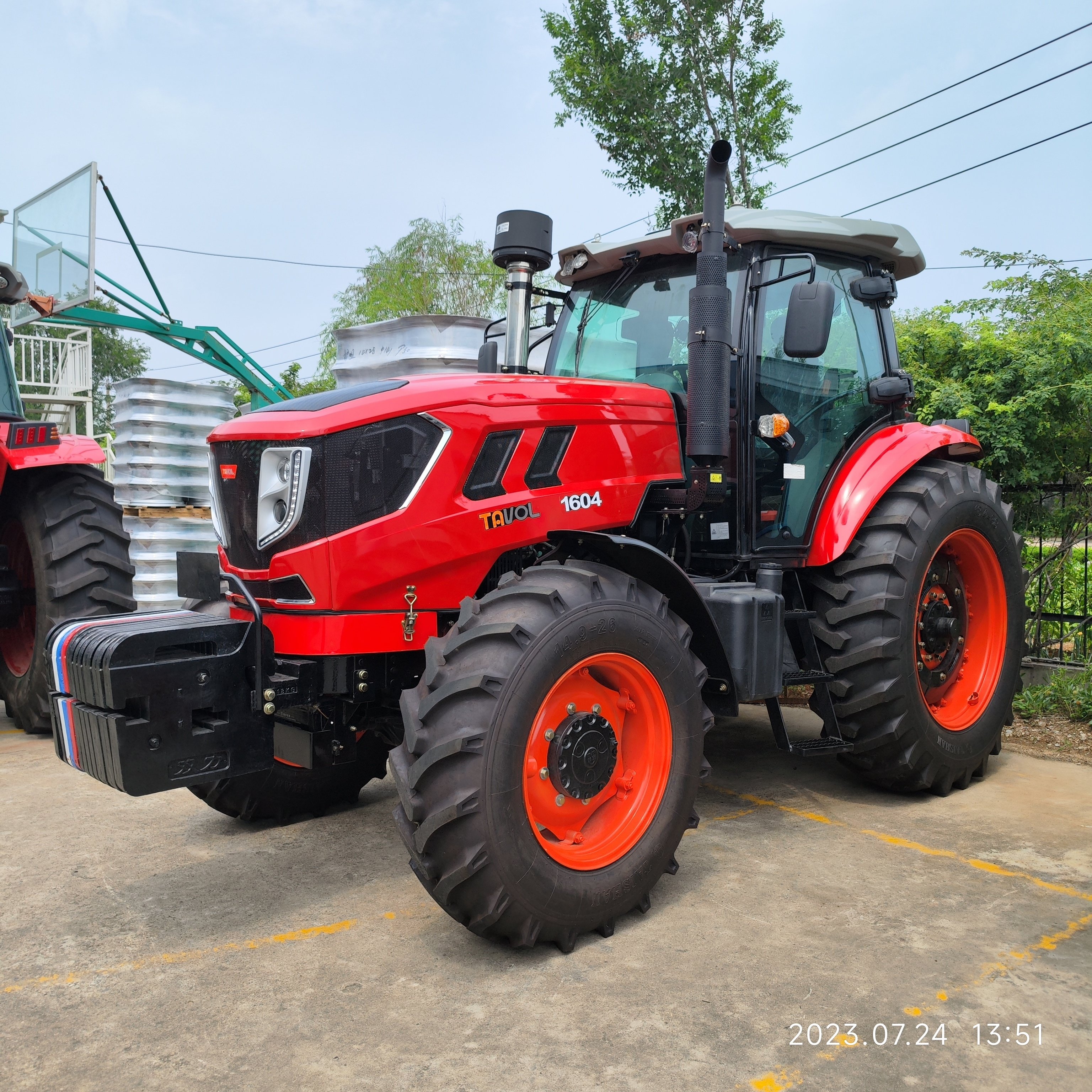 New Tractor Covering 4x4 110hp 120HP 16+8 Shift Tavol Machinery Cheap Agricultural Tractor for Selling