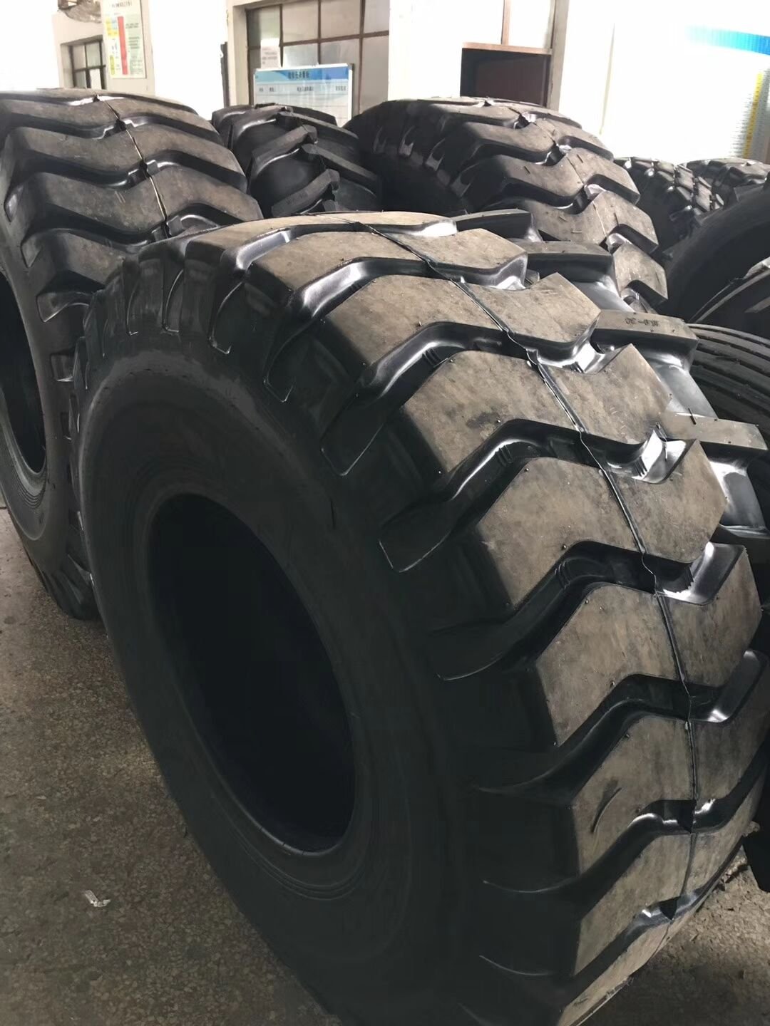 11.2-24 12.4-28 14.9-24 16.9-28 16.9-30 16.9-34 18.4-30 Agriculture Tyre R1 R4