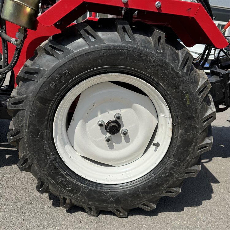 Four Wheel Drive Tractor All Diesel Engine 2200 Rpm 29.4kw Single Cylinder Electric Start Agricultural Tractor