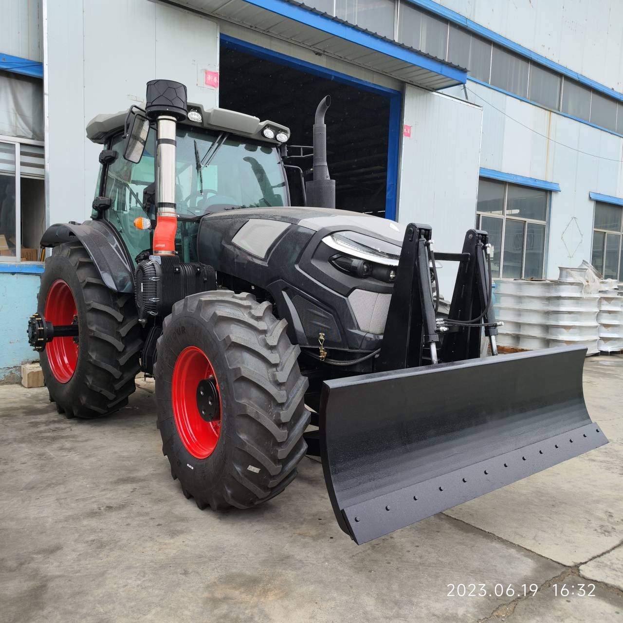 China Agriculture Equipment Small Tracteur Mini 4wd 140hp 200hp 260hp Agricultural 4x4 Farm Tractor