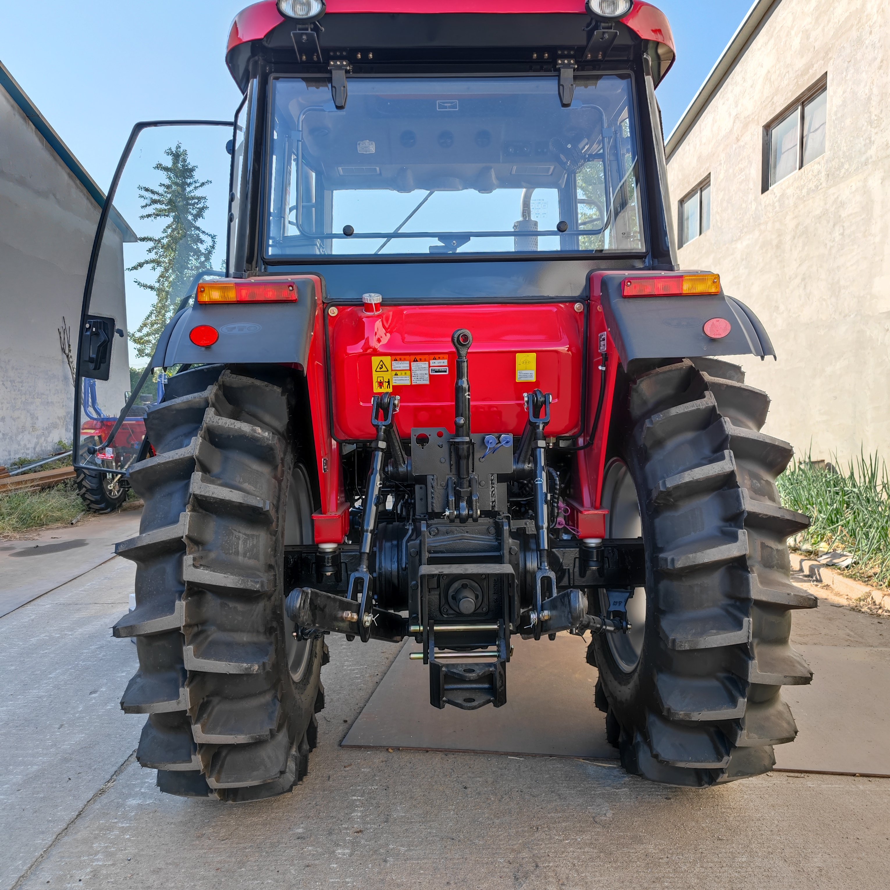 ChineseMicro Agricultural Tractores 25hp 40hp 60hp 90hp 100hp 140hp 160hp 200hp 240hp 4wd Farm Tractor