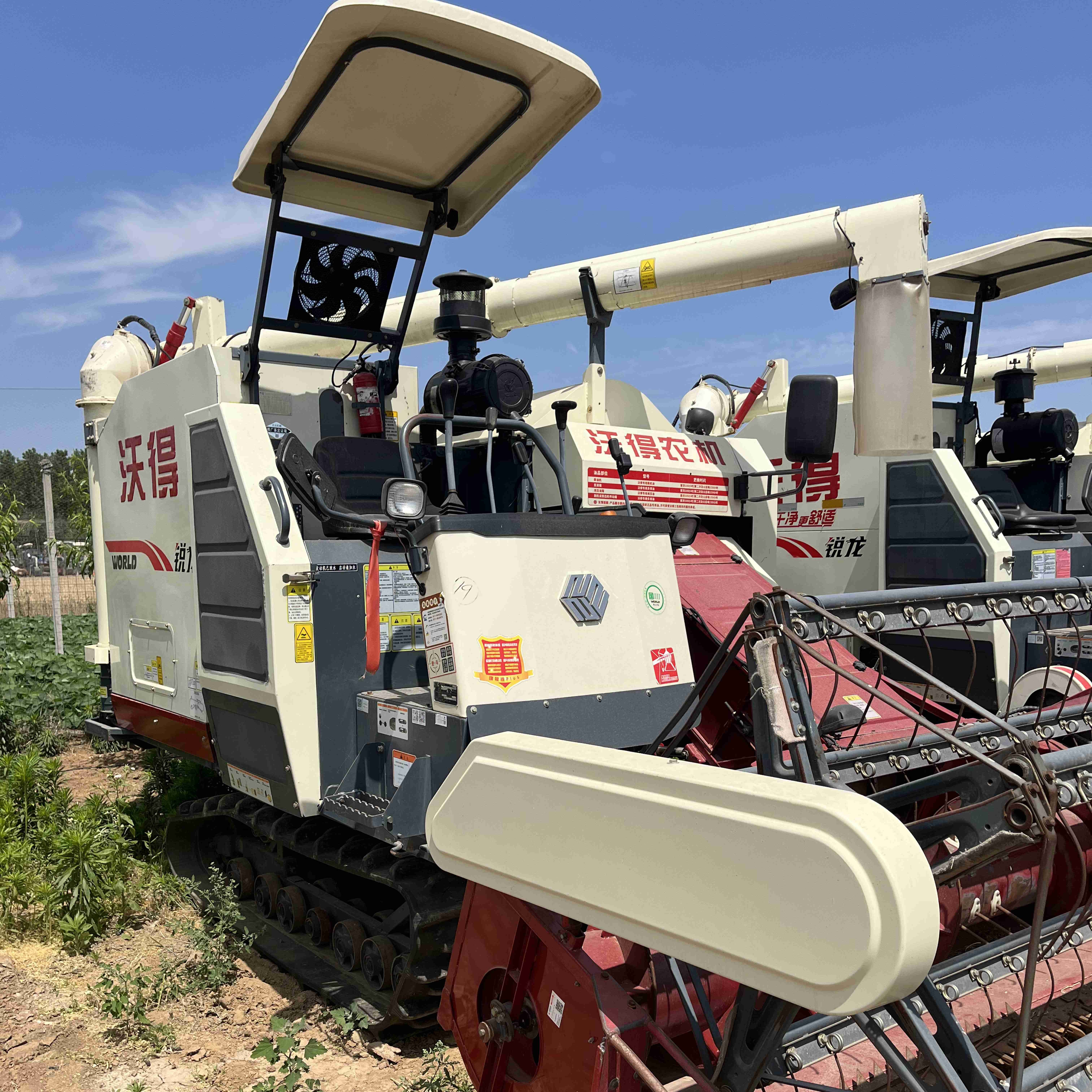 Fm World Combine Harvester Rice and Wheat Harvester for Sale 102 Hp World Harvester