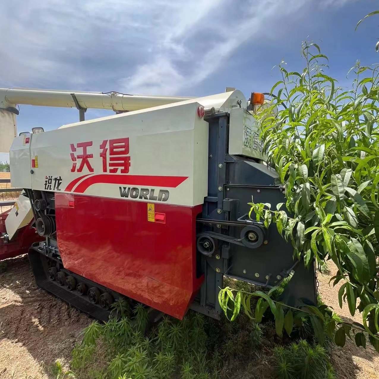 Fm World Combine Harvester Rice and Wheat Harvester for Sale 102 Hp World Harvester