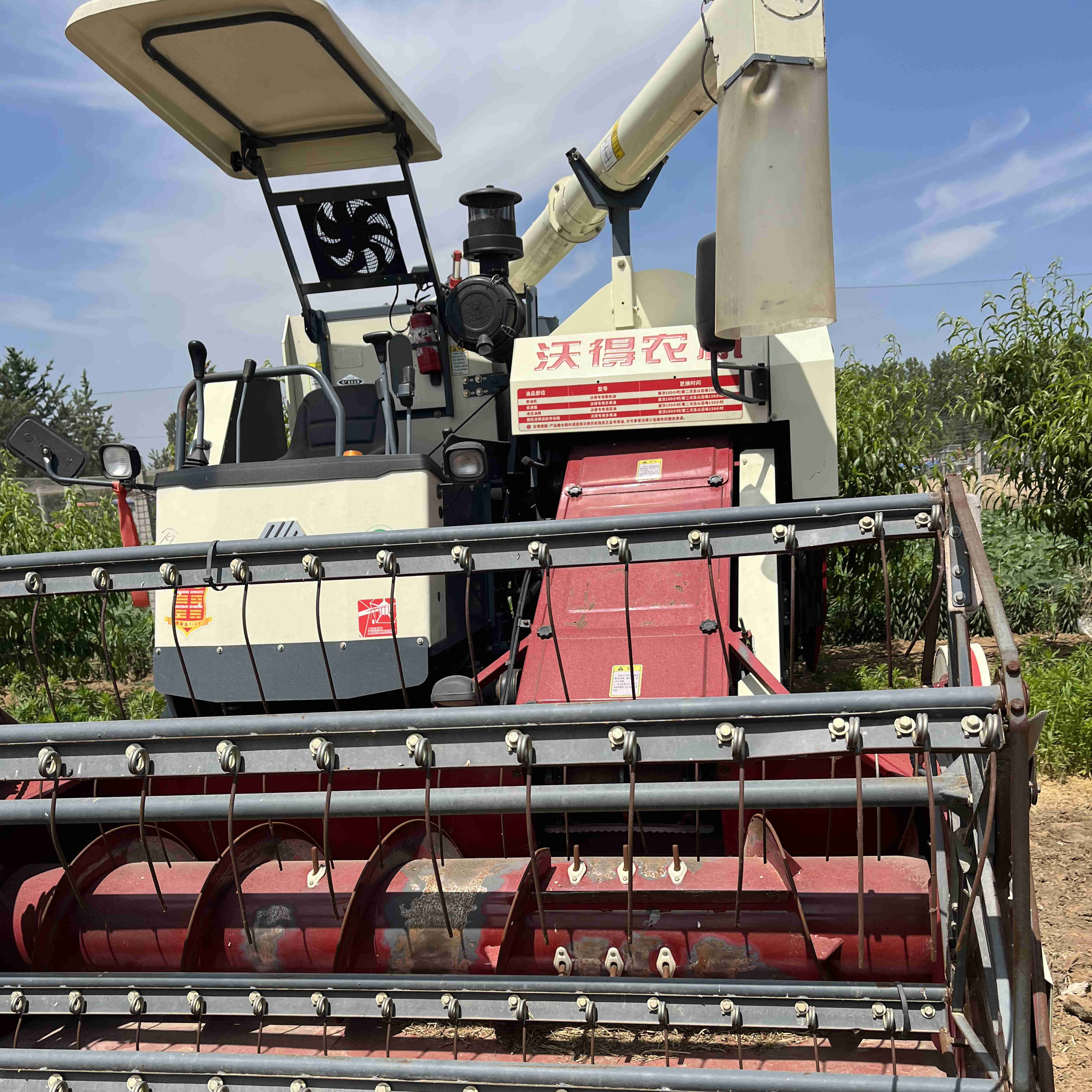 Fm World Combine Harvester Rice and Wheat Harvester for Sale 102 Hp World Harvester