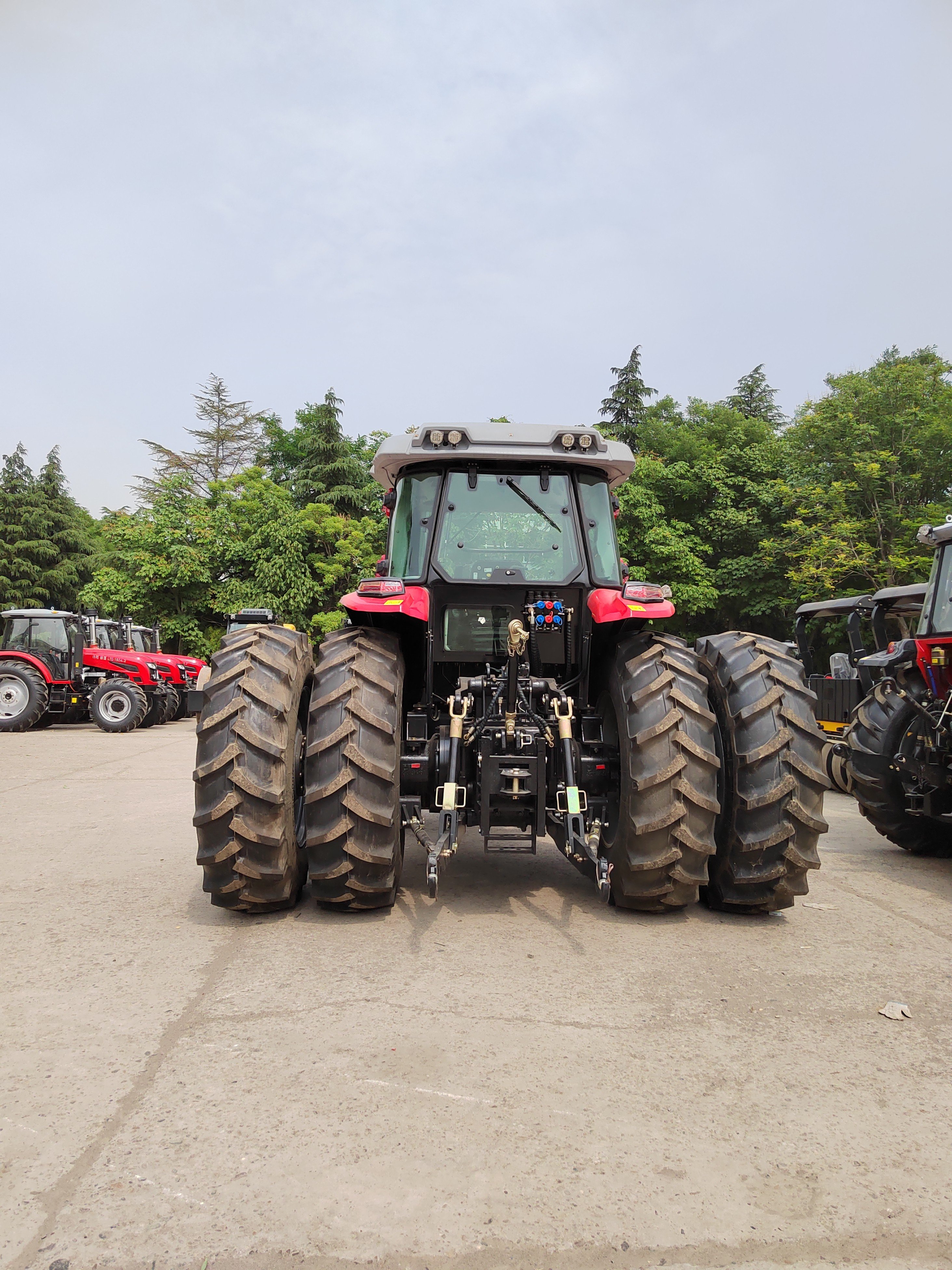Farm Tractor Used Tractors Powerful Engine Tractor with Loader and Backhoe for Sale