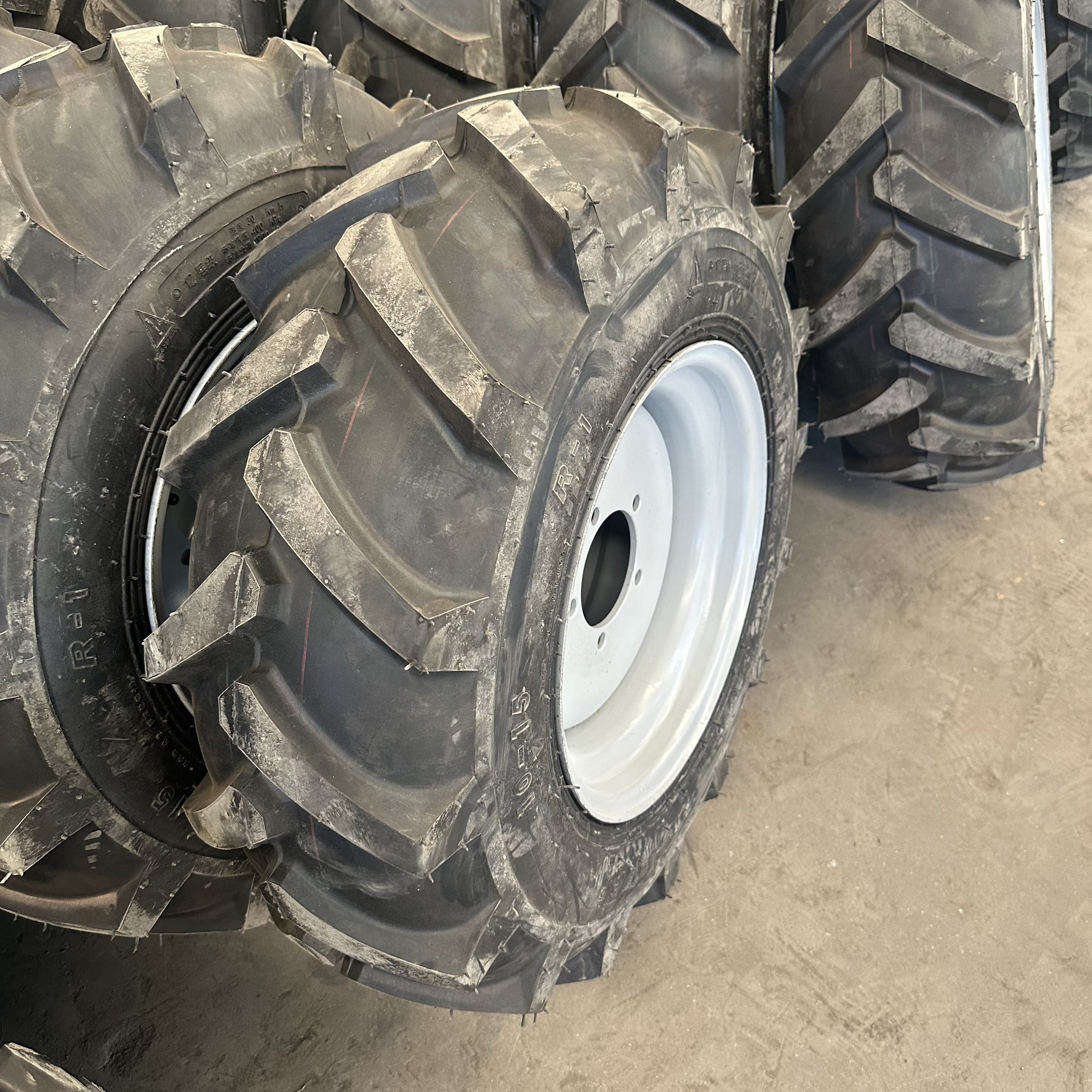 Agricultural Machinery Tractor Tyre 10-15 Tractor Tires with R-1 Pattern