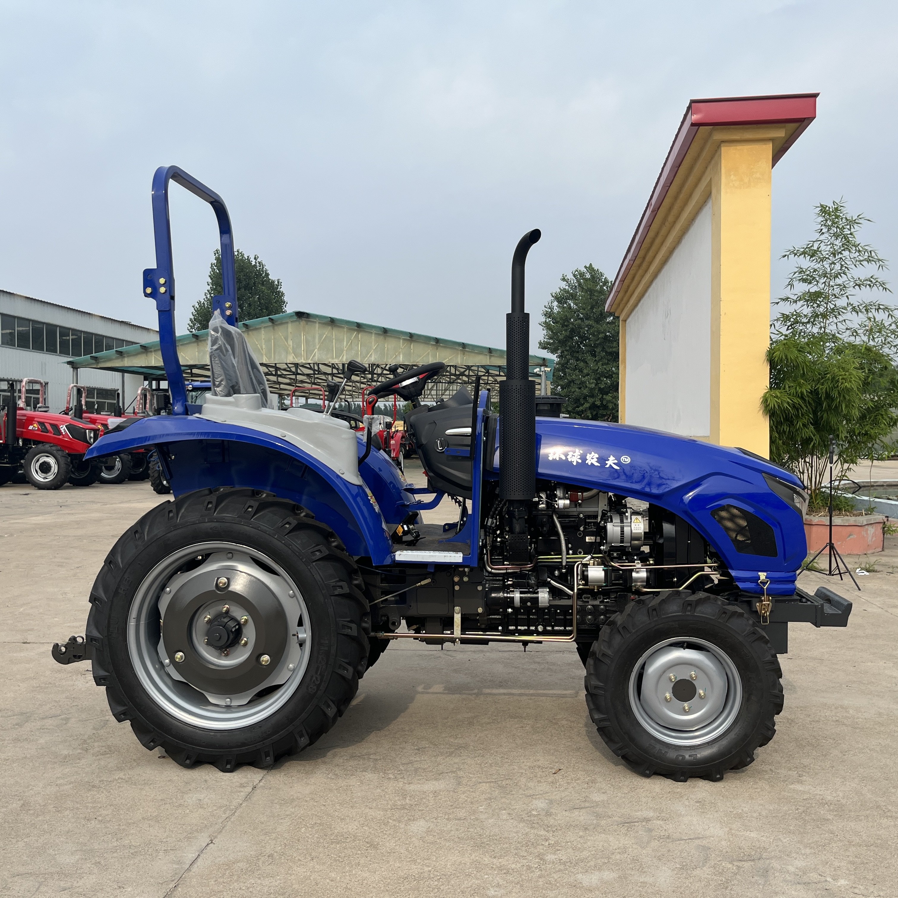 Multifunctional Agricultural 4WD Tractor 37KW Compact Agricultural Tractor Small Agricultural Tractor Factory Sale
