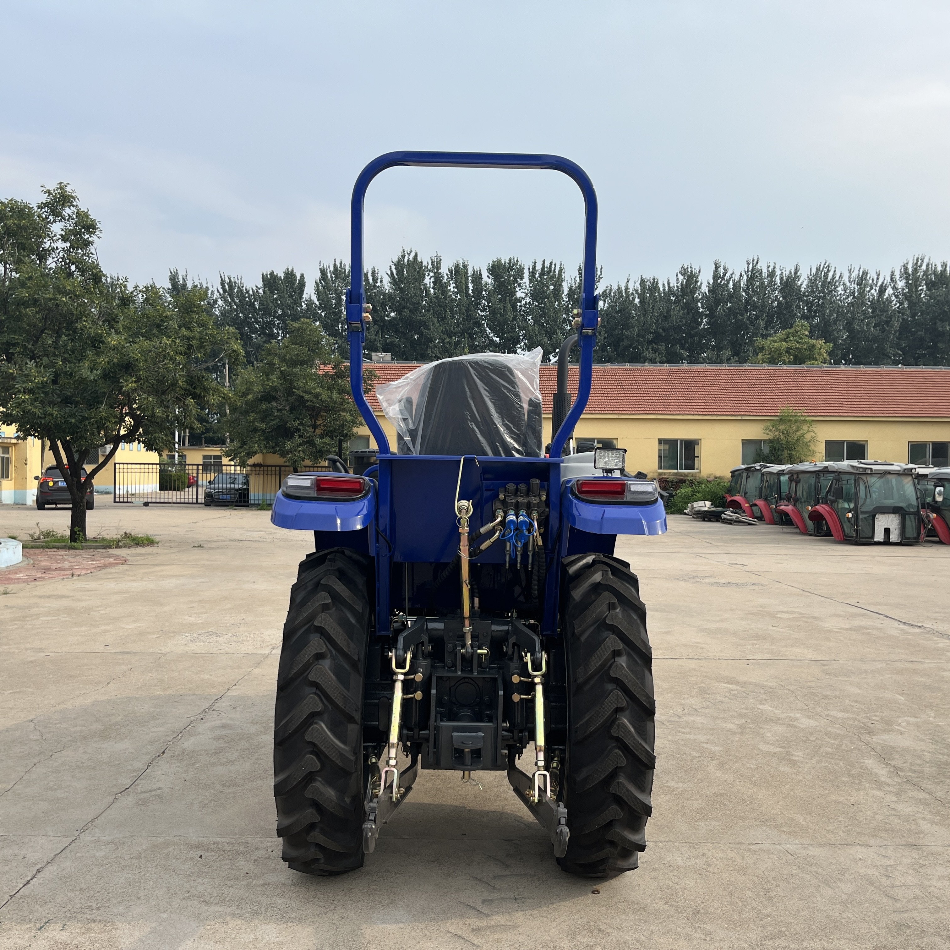 Multifunctional Agricultural 4WD Tractor 37KW Compact Agricultural Tractor Small Agricultural Tractor Factory Sale