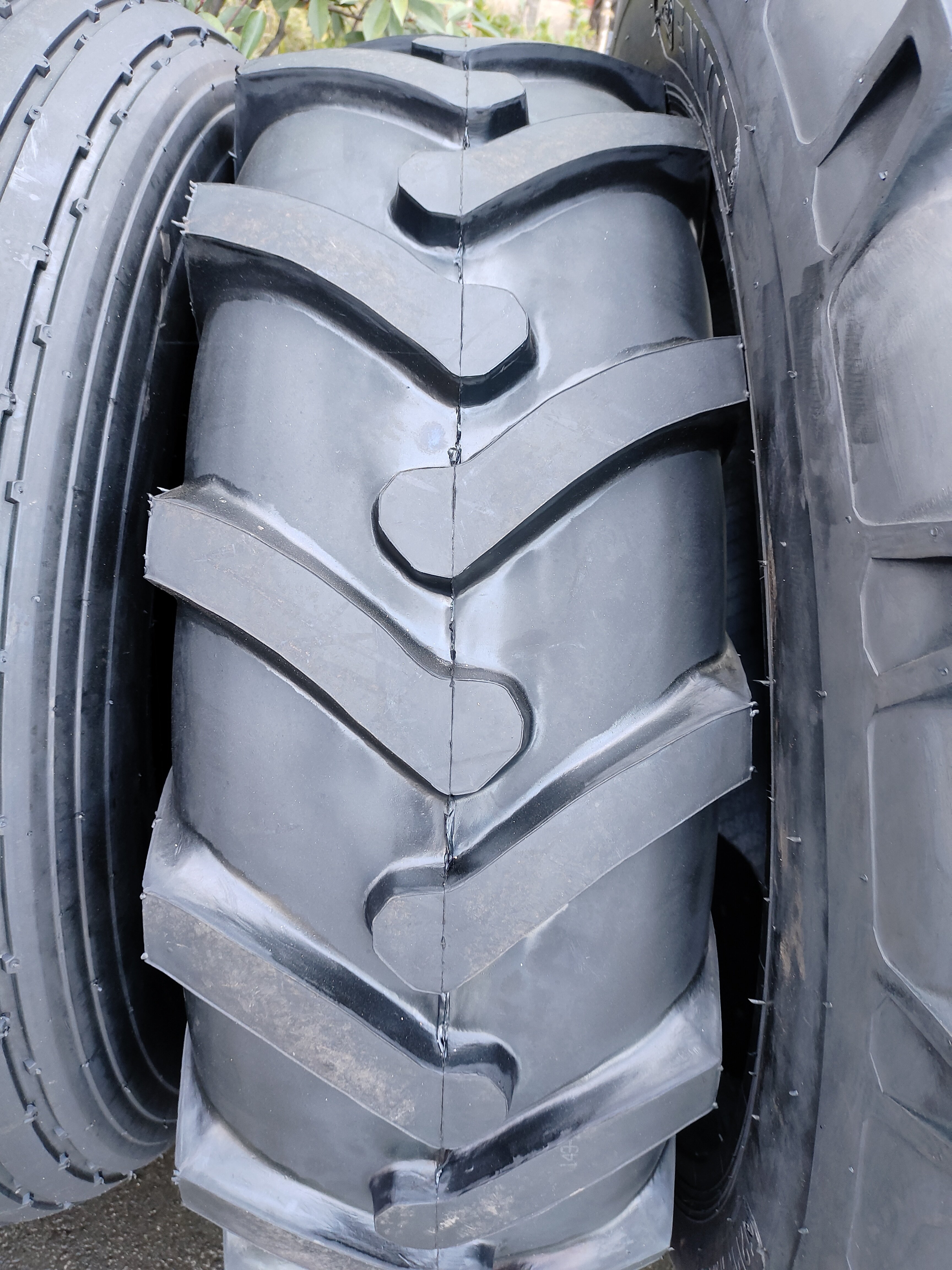 China Factory Low Price Agricultural Tire R1 Pattern 16.9 24 for Farming Machinery