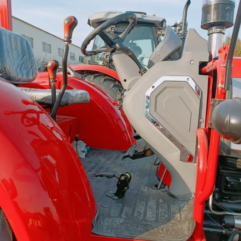 Light Weight Mini Size Farm Tractors Easy Operation Agriculture Broom Tractor Forest Compact Tractor 4wd
