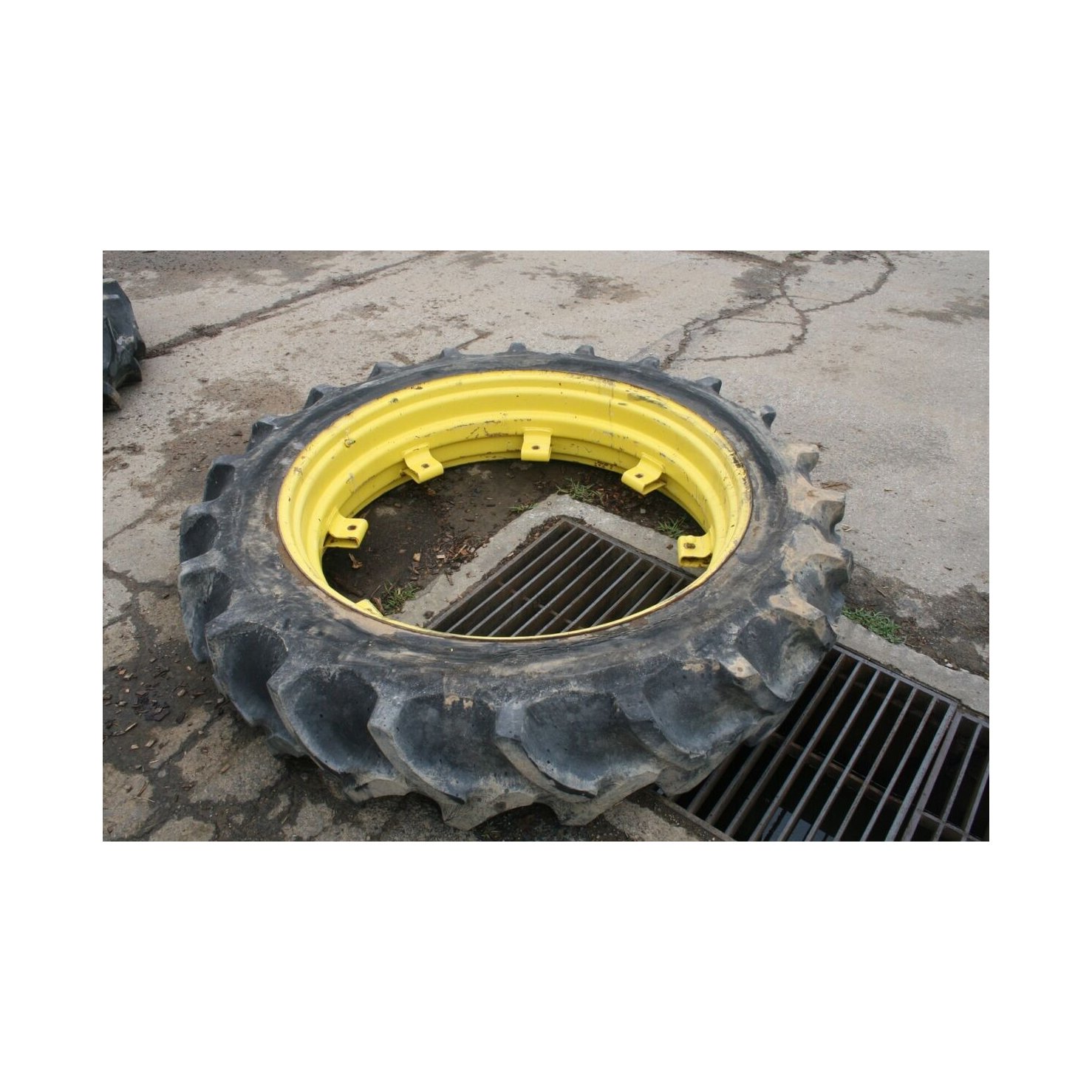 Quality Second-Hand Tractor Tires - Reliable for Agriculture.