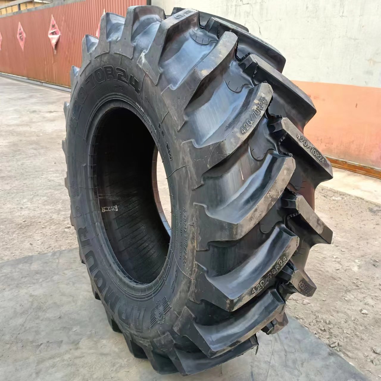 Wholesales Tyres Supplier Agricultural Mechanical Tyre 420/70R24 Full Wire Radial Tractor Tyre Herringbone Pattern