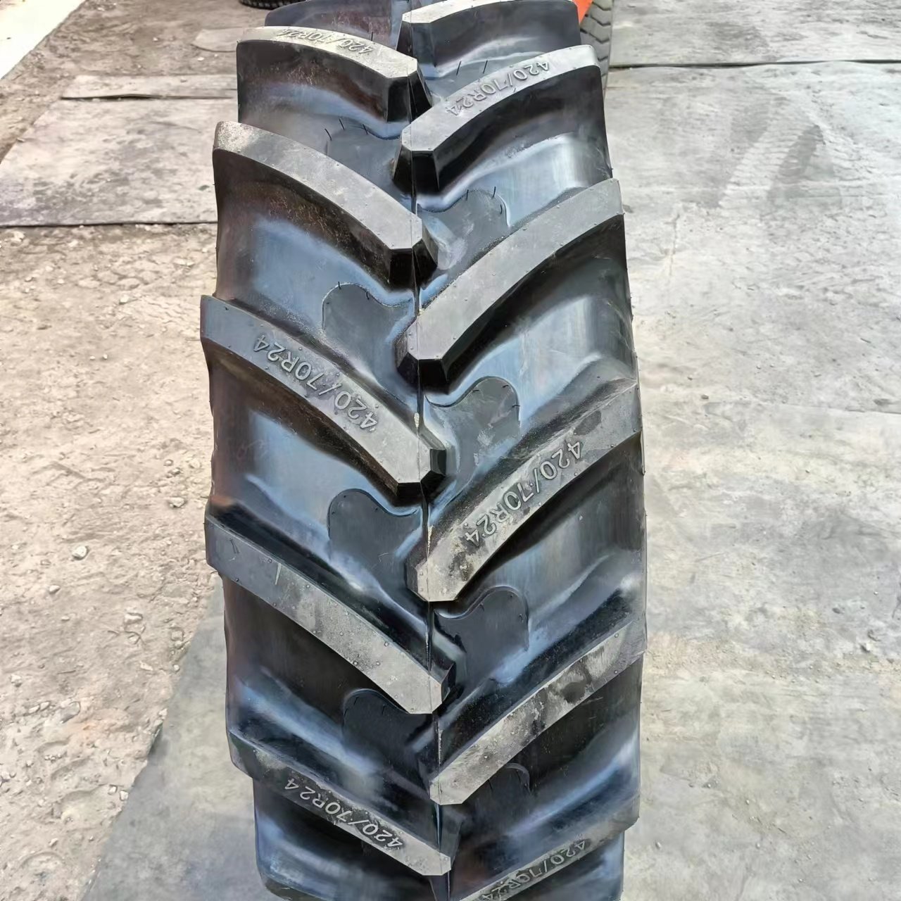 Wholesales Tyres Supplier Agricultural Mechanical Tyre 420/70R24 Full Wire Radial Tractor Tyre Herringbone Pattern