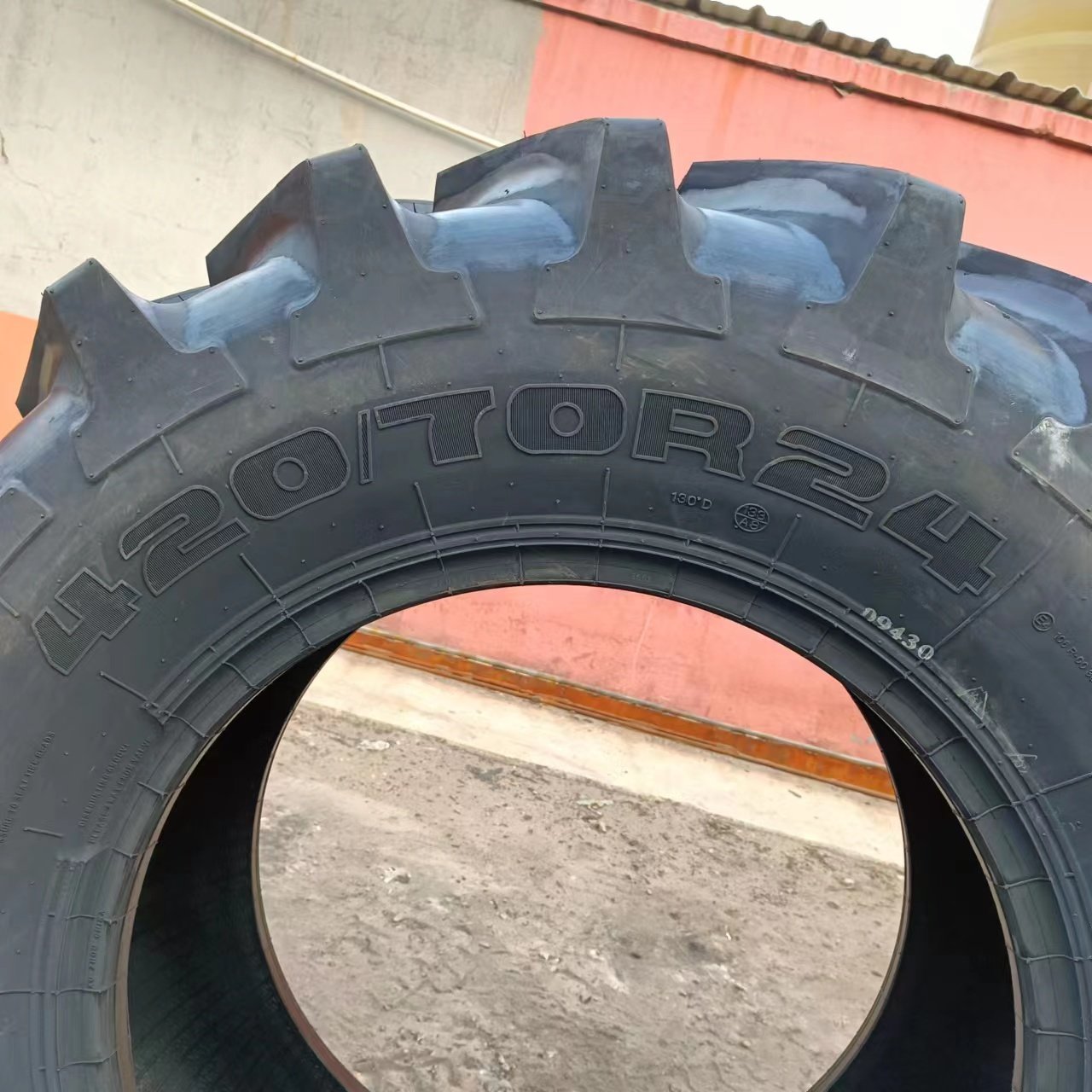Wholesales Tyres Supplier Agricultural Mechanical Tyre 420/70R24 Full Wire Radial Tractor Tyre Herringbone Pattern