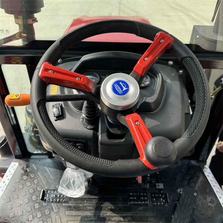 Changli 704 Agricultural Land Four Wheel Drive Tractor with 70 Horsepower and Cab, Plowing and Plowing Machine