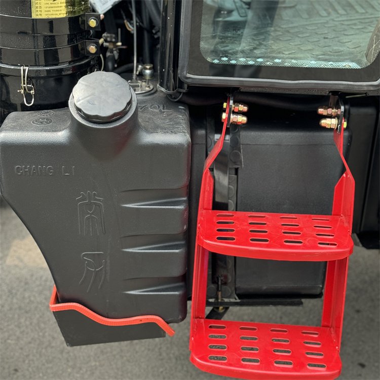 Changli 704 Agricultural Land Four Wheel Drive Tractor with 70 Horsepower and Cab, Plowing and Plowing Machine