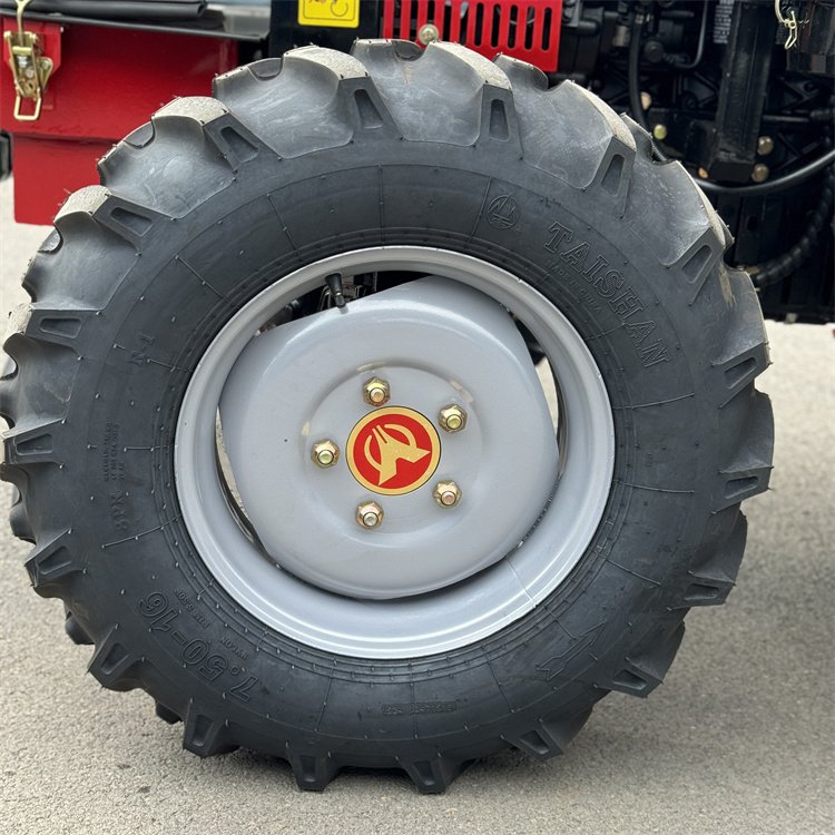 Changli 704 Agricultural Land Four Wheel Drive Tractor with 70 Horsepower and Cab, Plowing and Plowing Machine