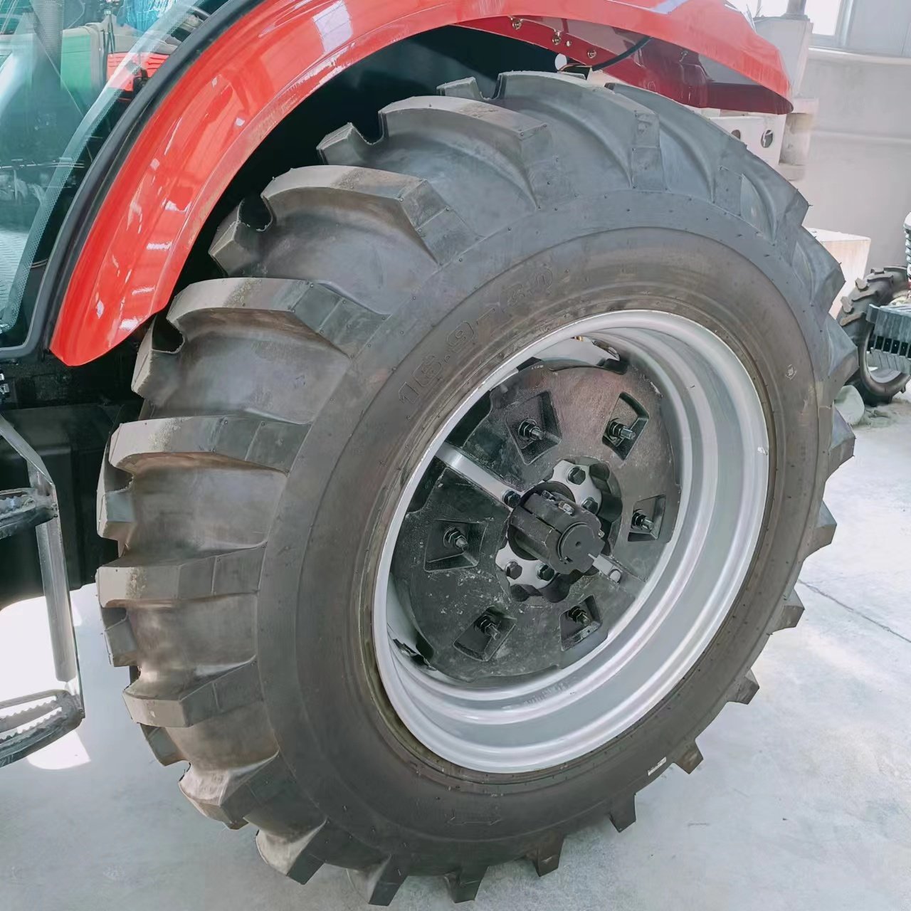China Manufacturer Agriculture Tractors 4wd 4x4 90 100 120 140 160 180 Hp Cheap Farm Tractor for Sale