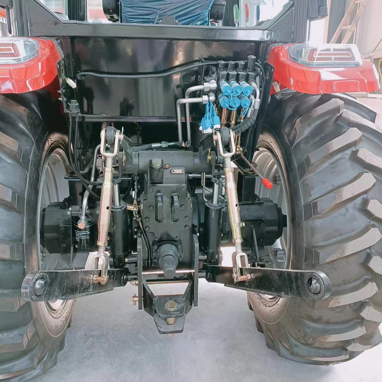 China Manufacturer Agriculture Tractors 4wd 4x4 90 100 120 140 160 180 Hp Cheap Farm Tractor for Sale