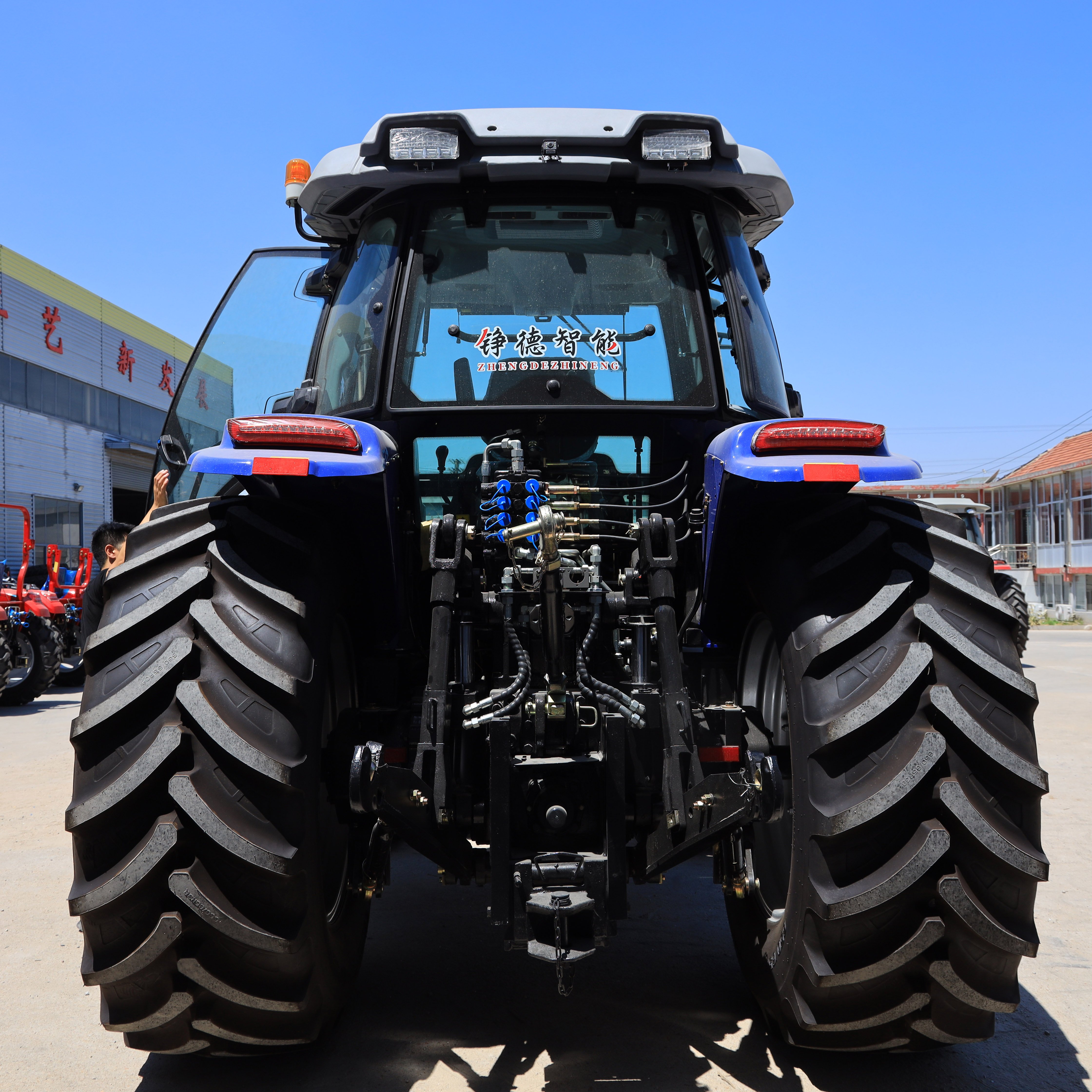 4WD 240HP Wheel Tractor Agriculture Hydraulic Steering Gear Tractors Tractor Attachments and Implements