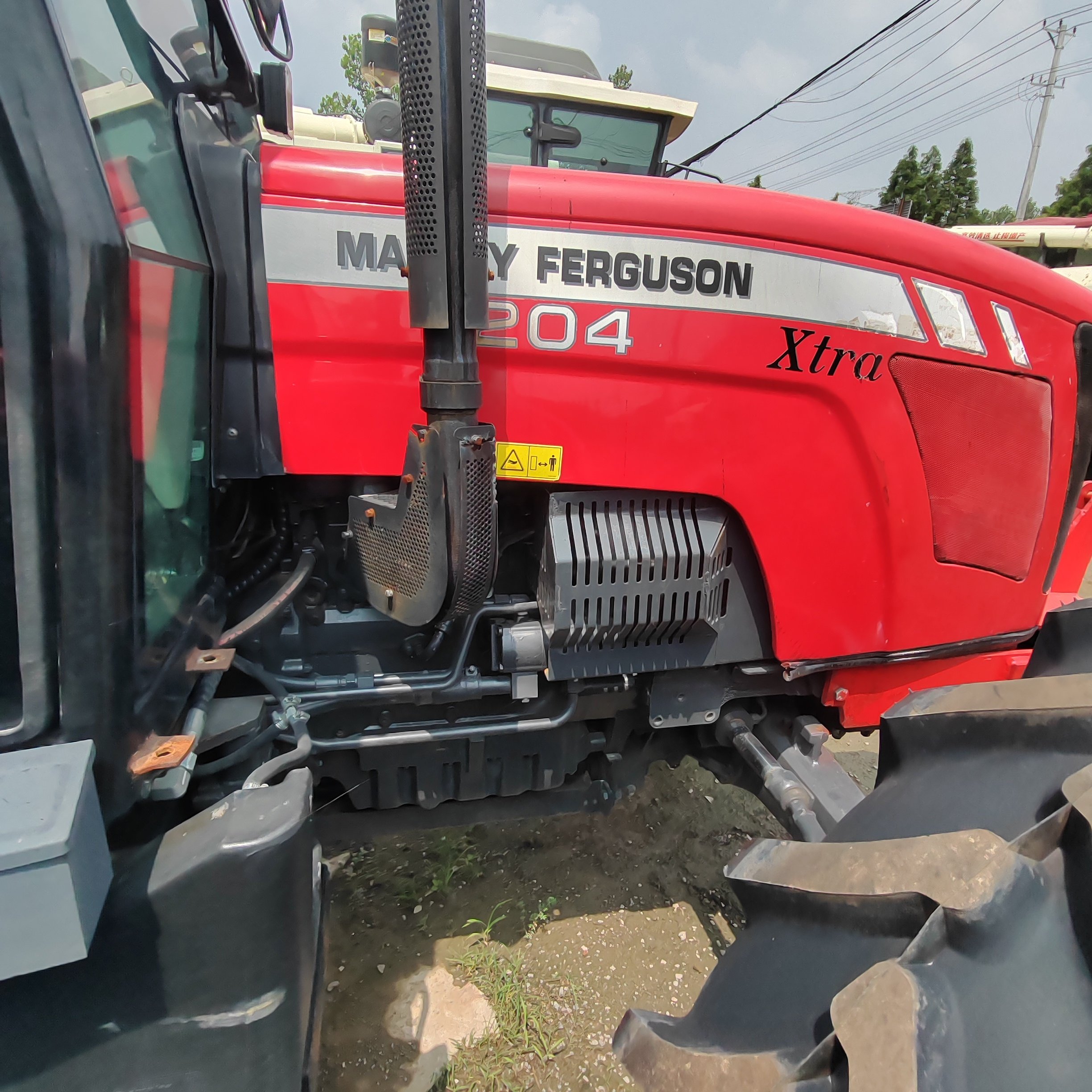 China Massey Ferguson Tractors for Sale Mf 1204 120hp Fairly Used and New Mf 385 Tractors With Implements Car