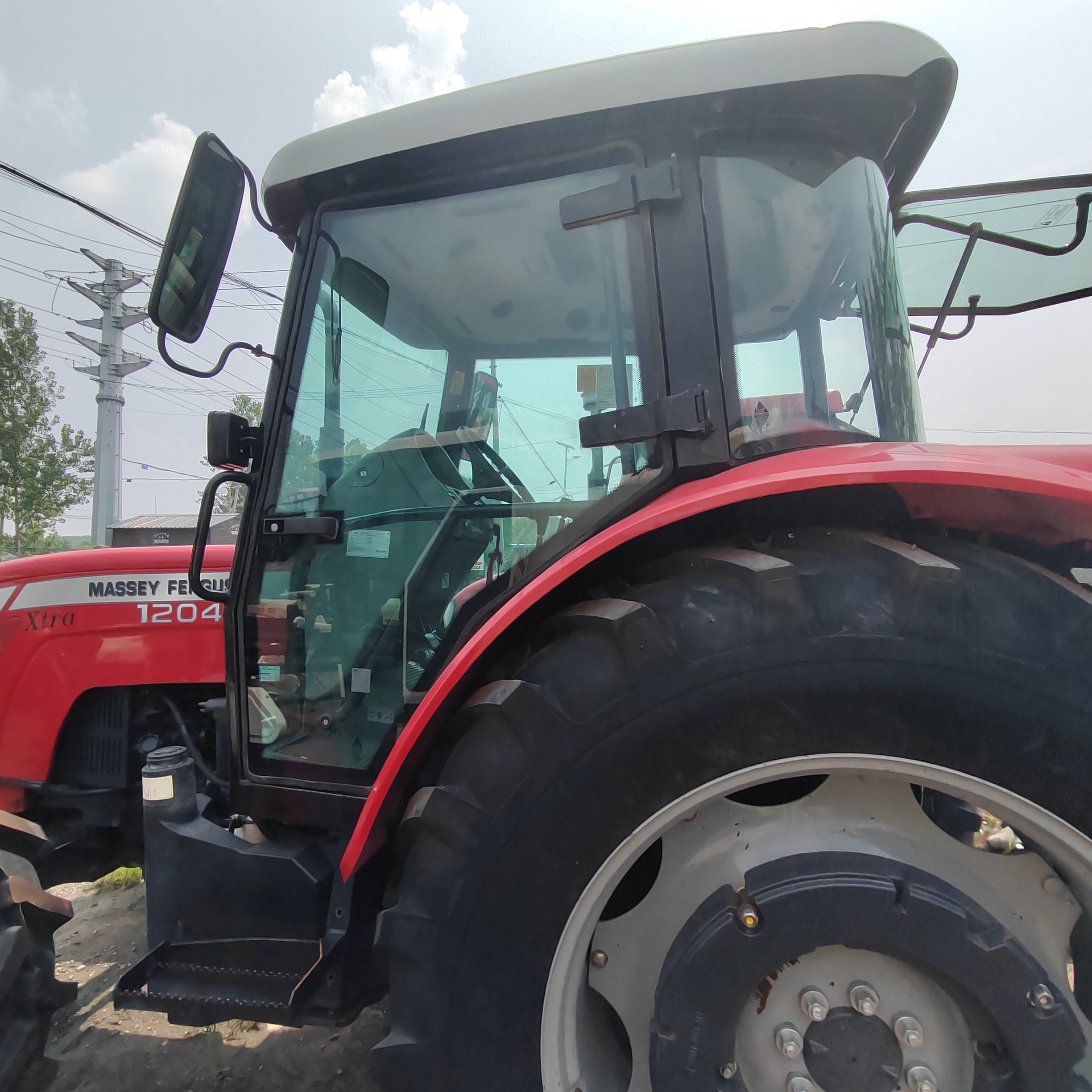 China Massey Ferguson Tractors for Sale Mf 1204 120hp Fairly Used and New Mf 385 Tractors With Implements Car