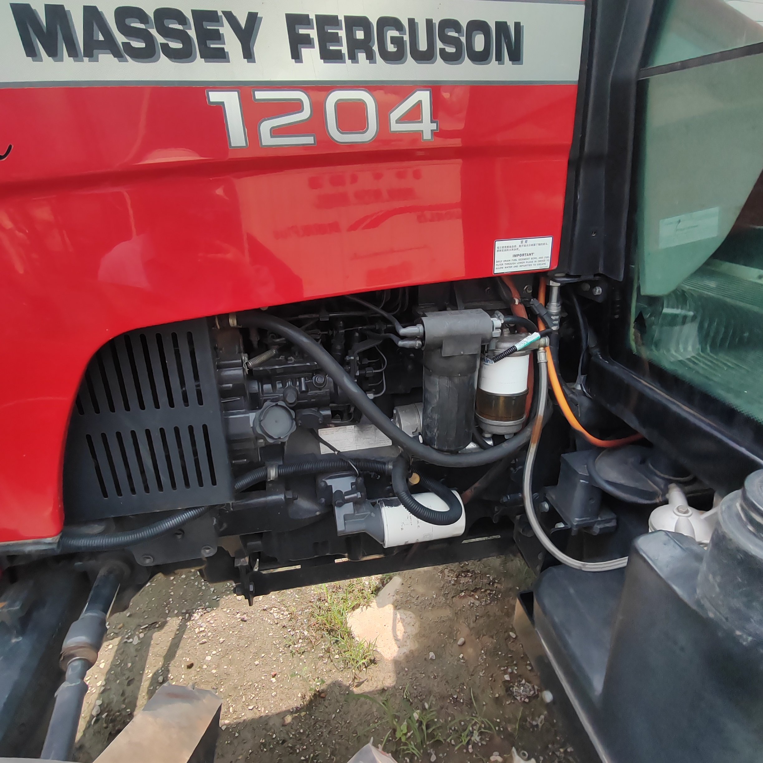 China Massey Ferguson Tractors for Sale Mf 1204 120hp Fairly Used and New Mf 385 Tractors With Implements Car