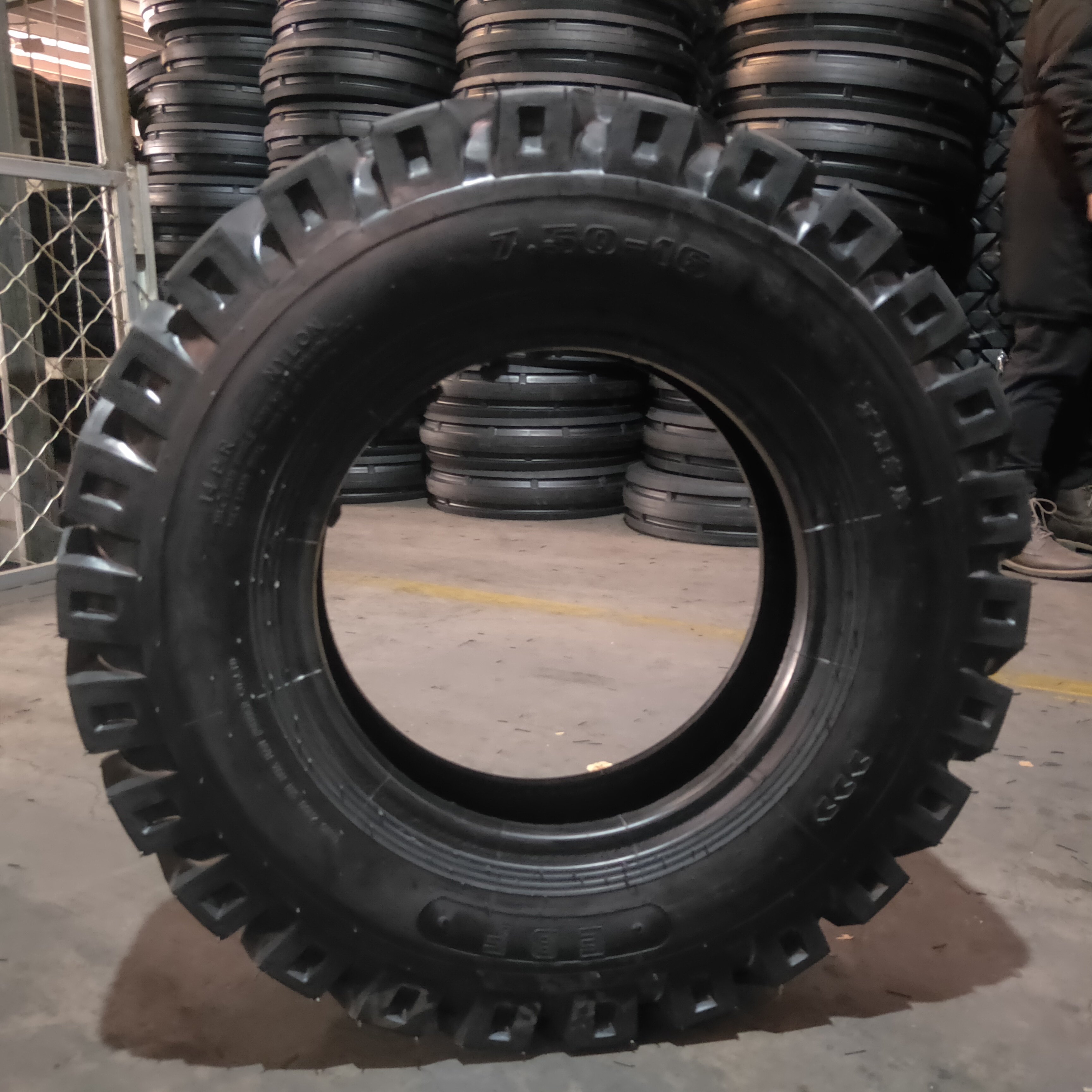 China Price Tires High Quality Offroad Tyes 18.4-30 Truck Tire