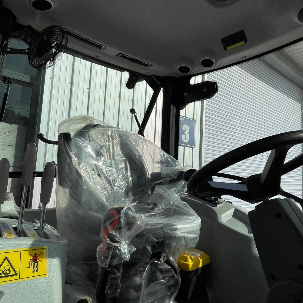 Multifunctional 50HP 4WD Cabin Agricultural Farm Tractor with Gearbox and Bearing