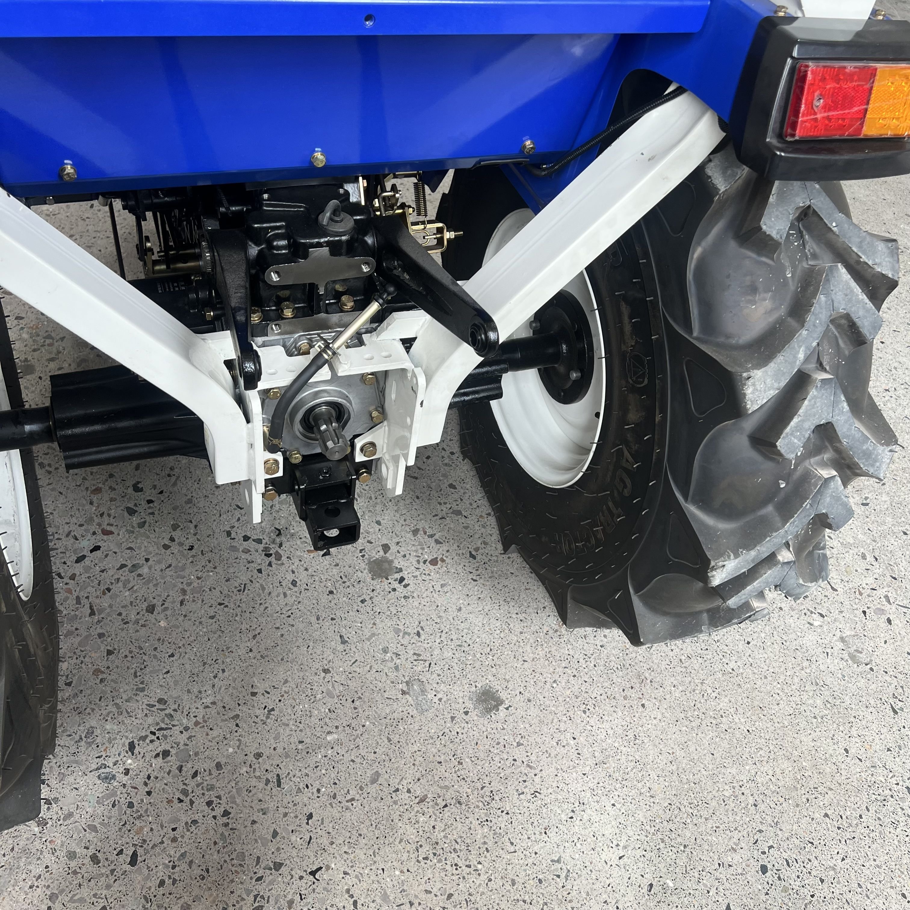 Mini Tractor Small Wheeled Tractors 30 HP Four-cylinder diesel Engine Mechanical Shift Suitable for Hills Off-road