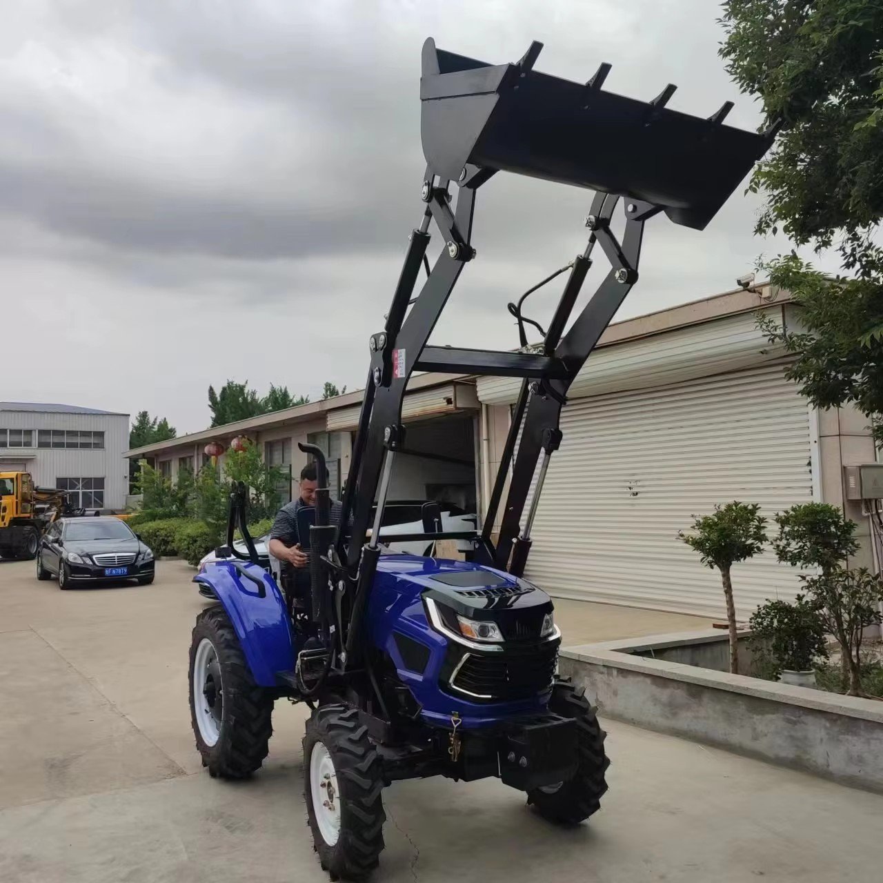 Lower Price Wheel Style Tractor for Agriculture FUKAI 504 Front Loader Farm Garden Tractor with Optional Parts