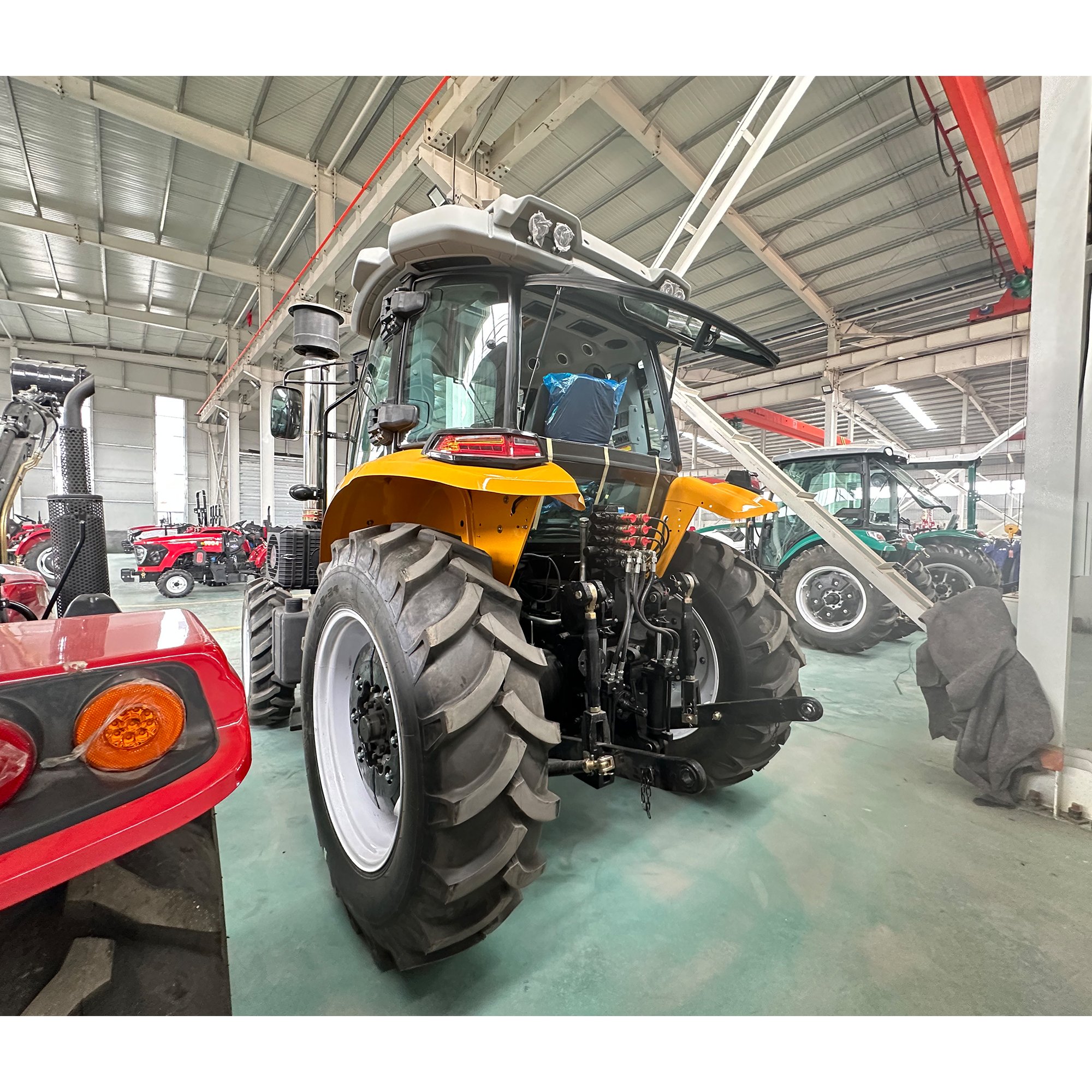 China High Quality Agriculture Machinery 160HP 180HP 200HP 210 HP 300 HP 4 WD Big Farm Tractor for Sale Made in China