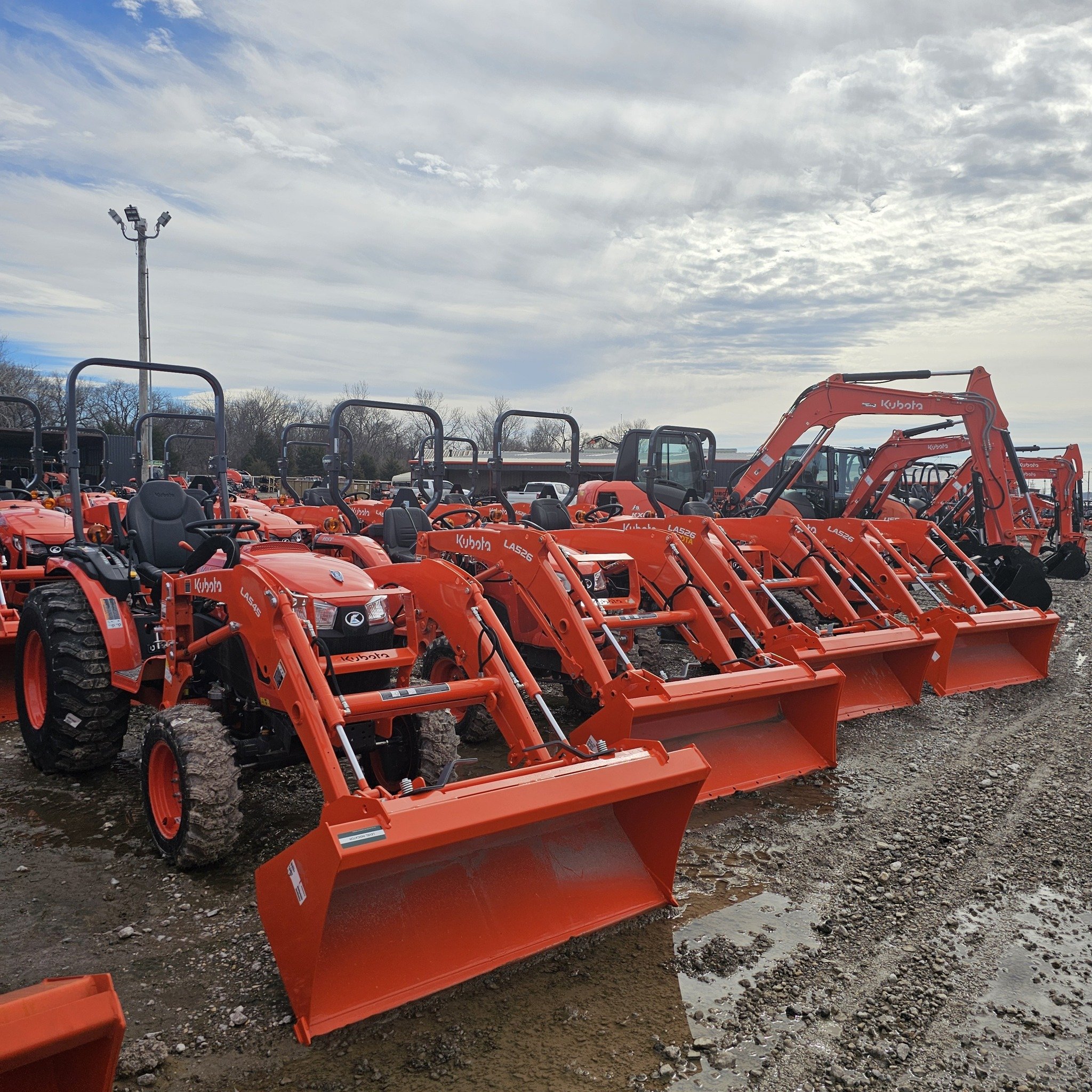 New 4WD Kubota M6060 Mini Farm Tractor 70HP Agriculture Machinery with 4x4 Wheel Drive Used YTO Diesel Engine Farm Tractor