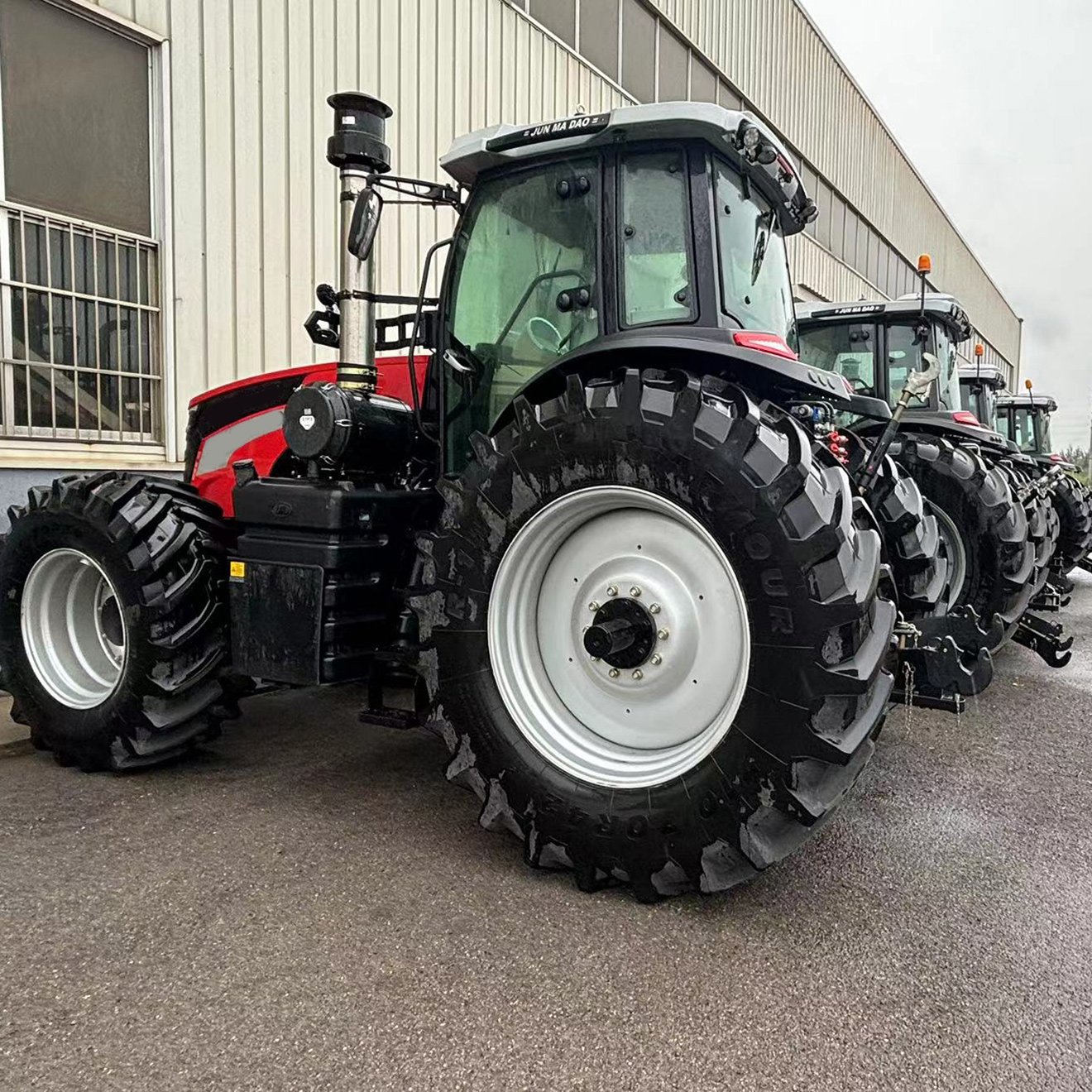 Top-Rated 200-300 HP Agriculture Farm Wheel Tractor Large Heavy 4WD Machine Powerful Trailer New Condition China's Best Russia