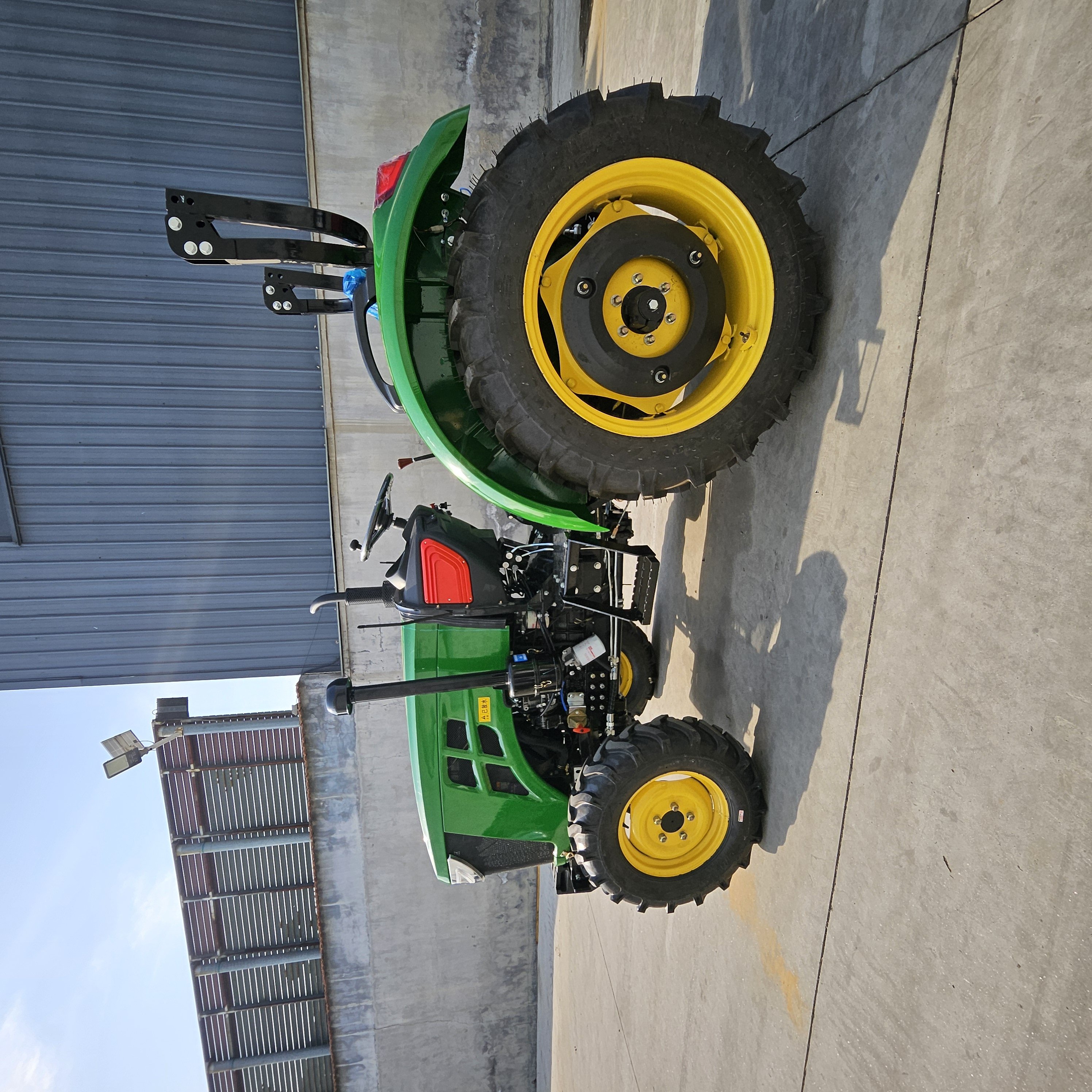 New Orchard Greenhouse Compact Forest Ranch Tractor Small Farm Equipment Agricultural Machinery Farm Tractor 80HP for Sale