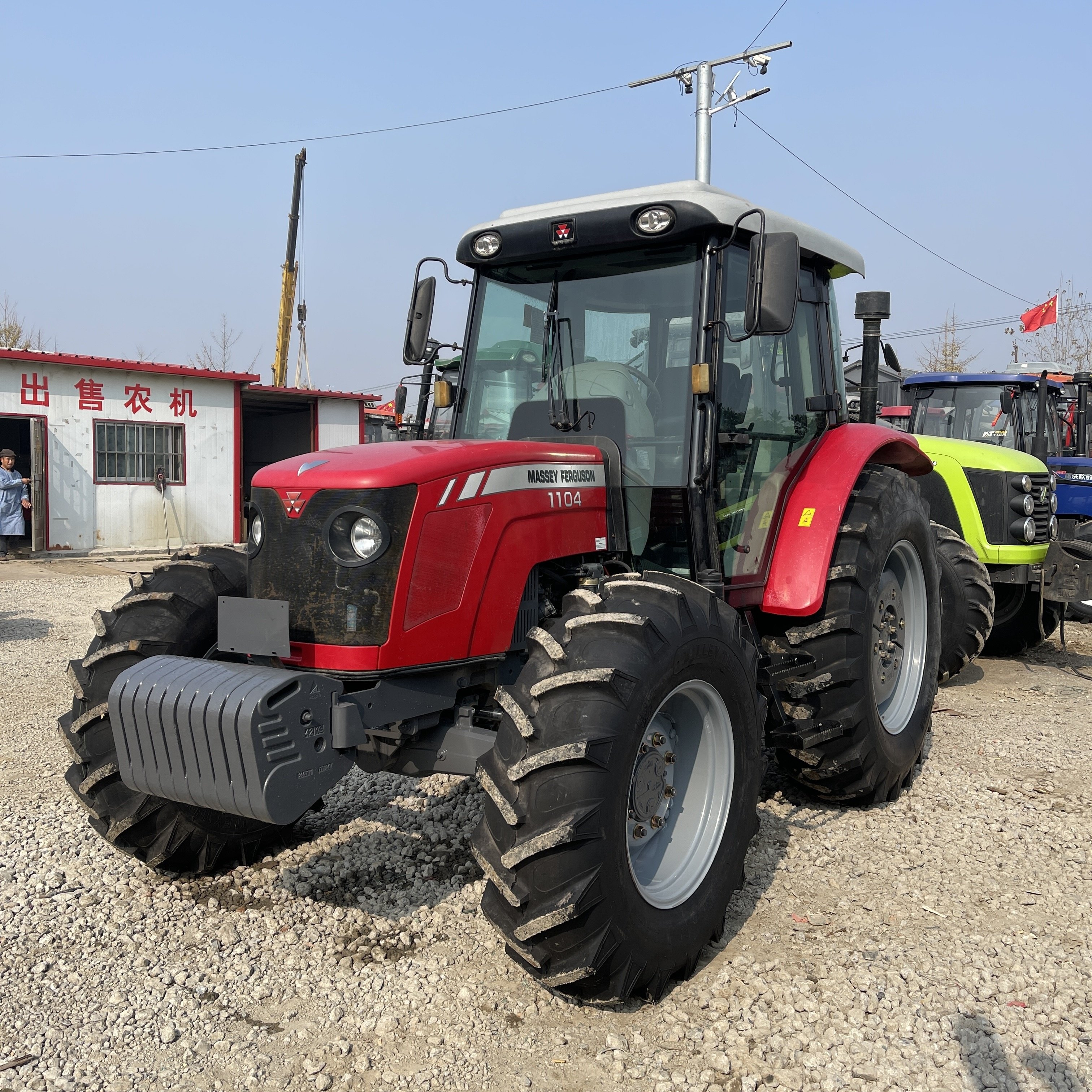 Massey Used Farm Tractor with Cab 4WD Ferguson 110 HP MF1104 with Big Tires Strong Engine Good Condition